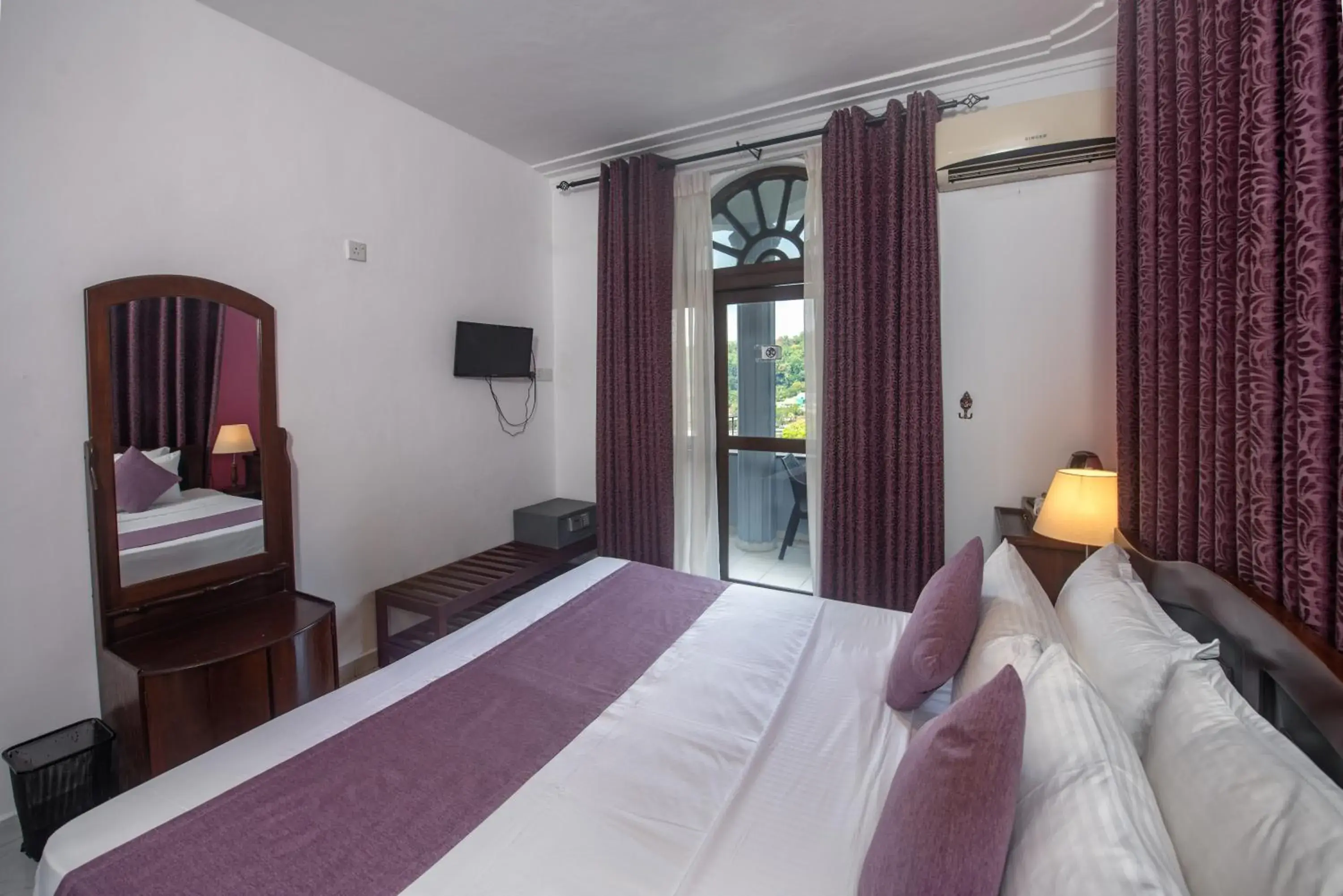 Photo of the whole room, Bed in Ceyloni Lake Residency Photo of the whole room, Bed in Ceyloni Lake Residency