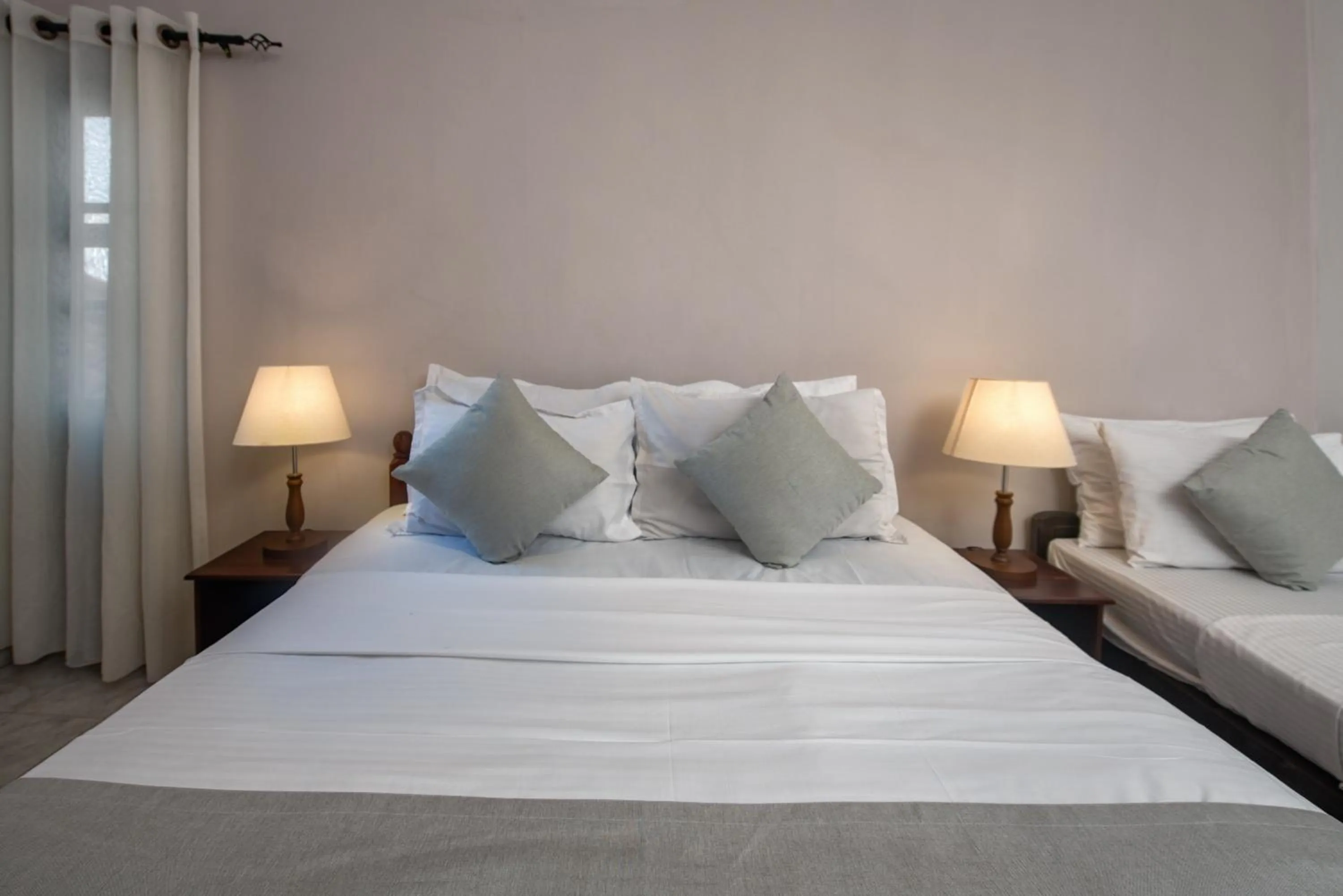 Bed in Ceyloni Lake Residency