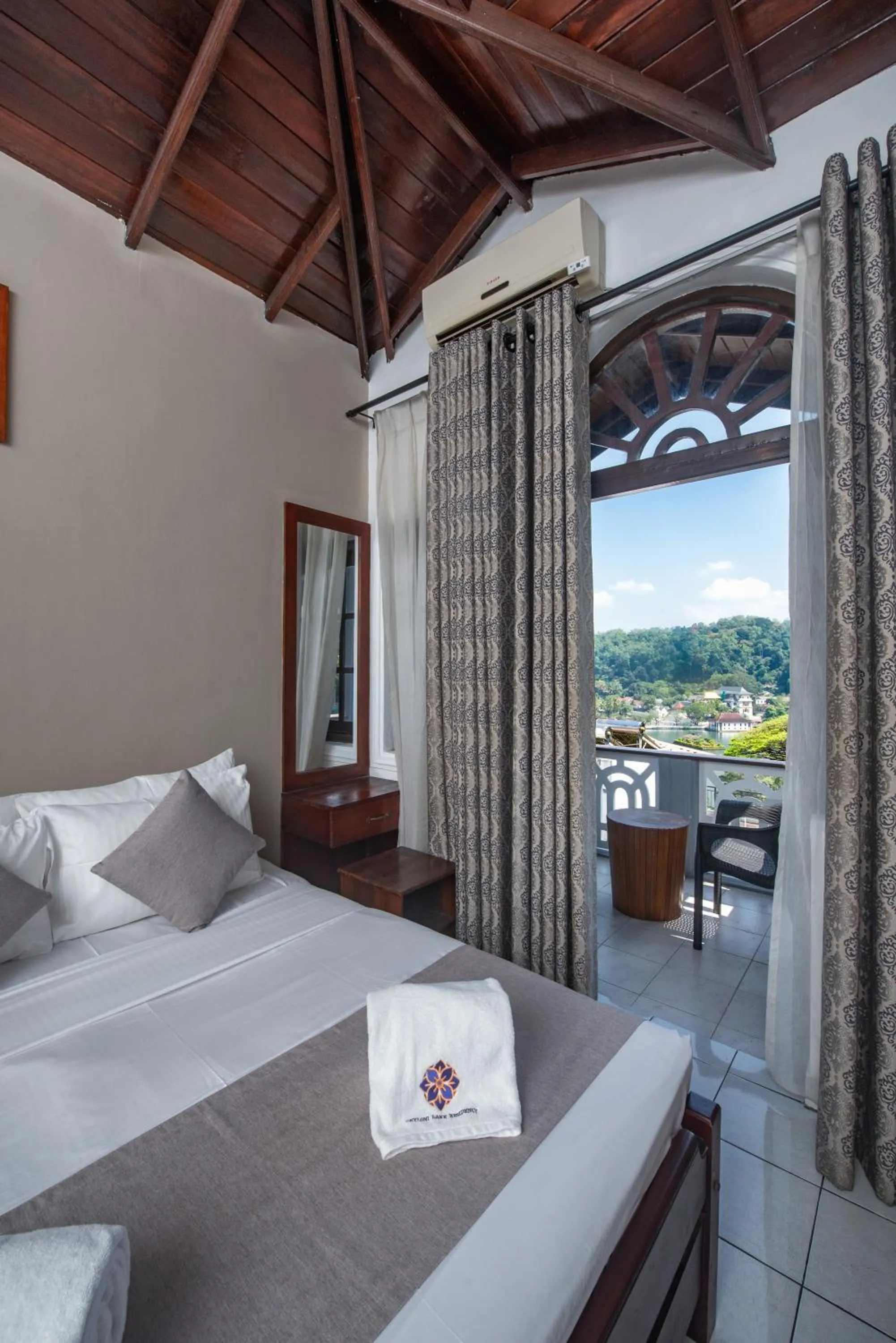 Bed in Ceyloni Lake Residency