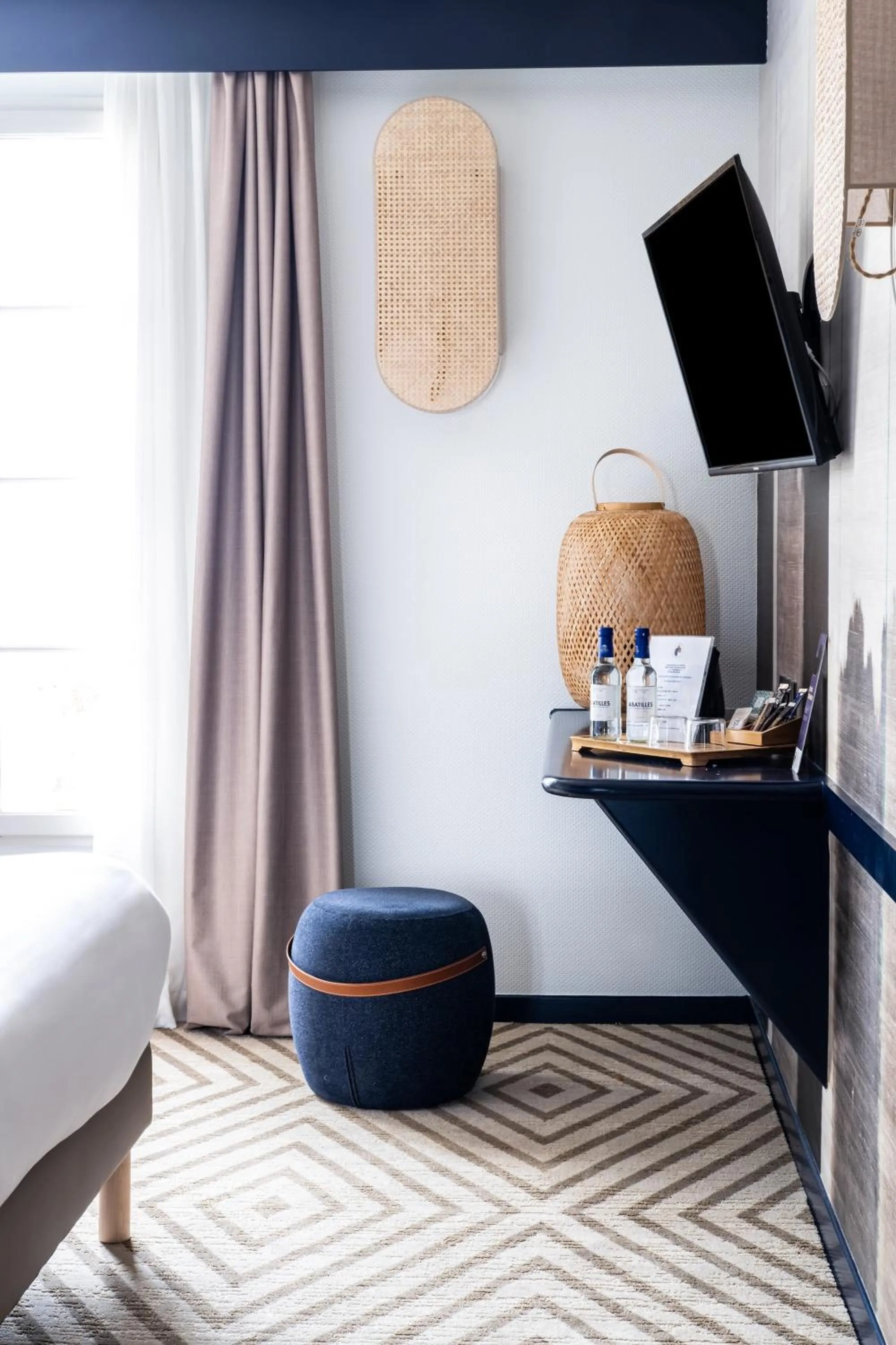 Coffee/tea facilities, Bed in Hôtel Le Français