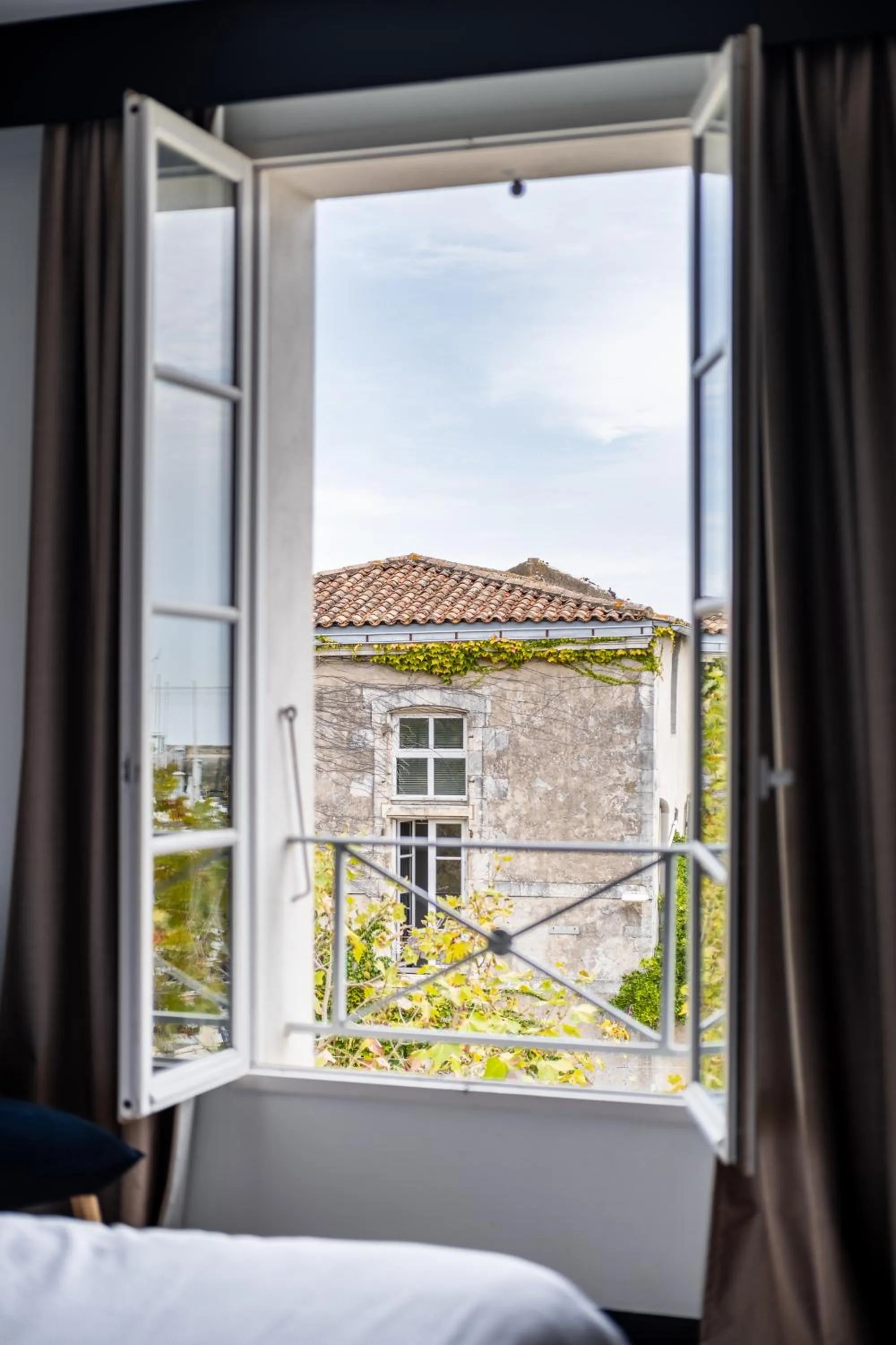 View (from property/room), Bed in Hôtel Le Français