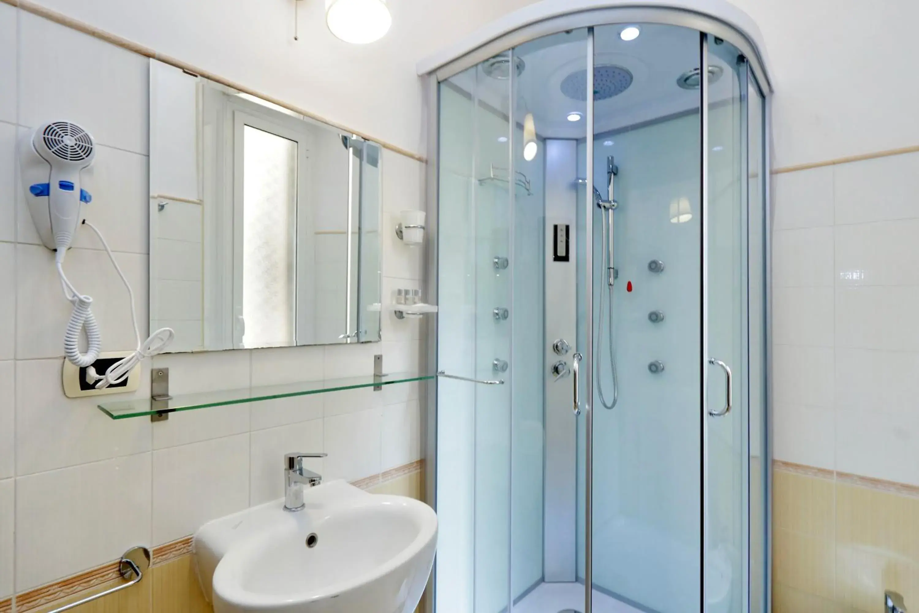 Shower in Gialli Vatican Guesthouse Shower in Gialli Vatican Guesthouse