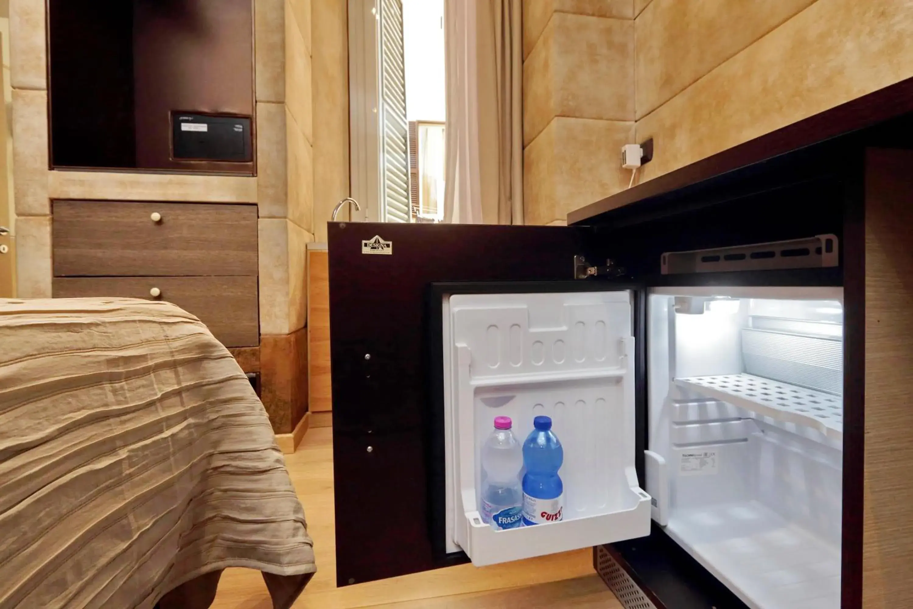 Alcoholic drinks, Bed in Gialli Vatican Guesthouse Alcoholic drinks, Bed in Gialli Vatican Guesthouse