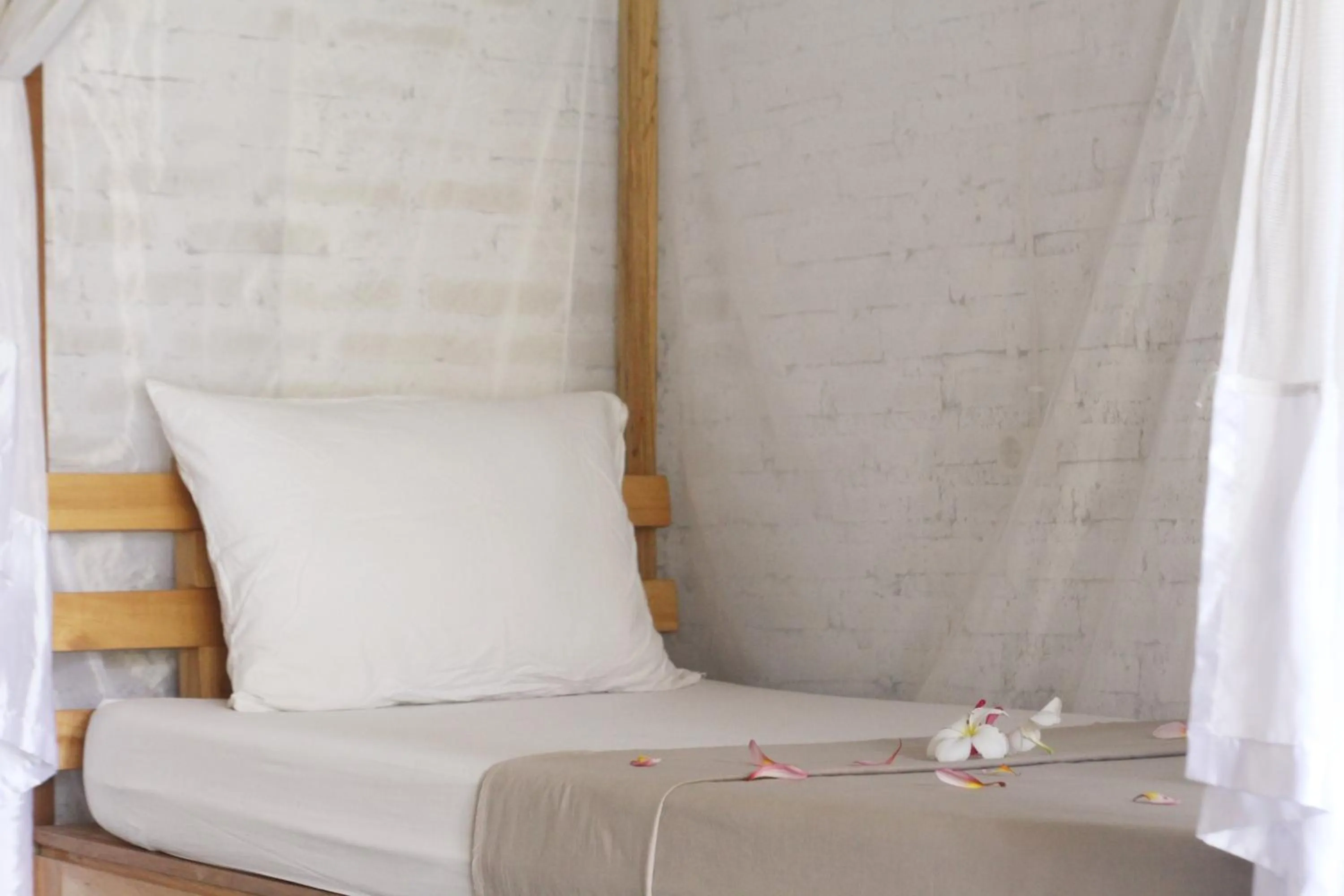 Bed in Jungle House - surf & stay