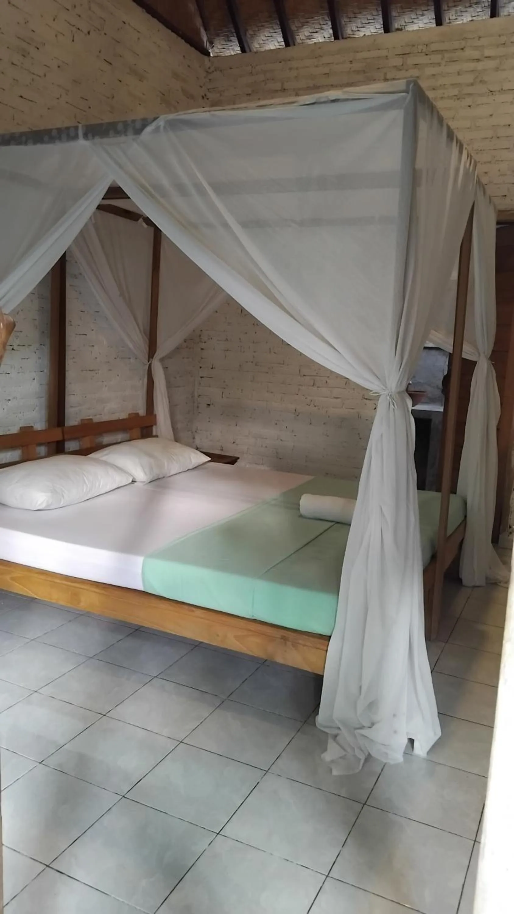 Bed in Jungle House - surf & stay