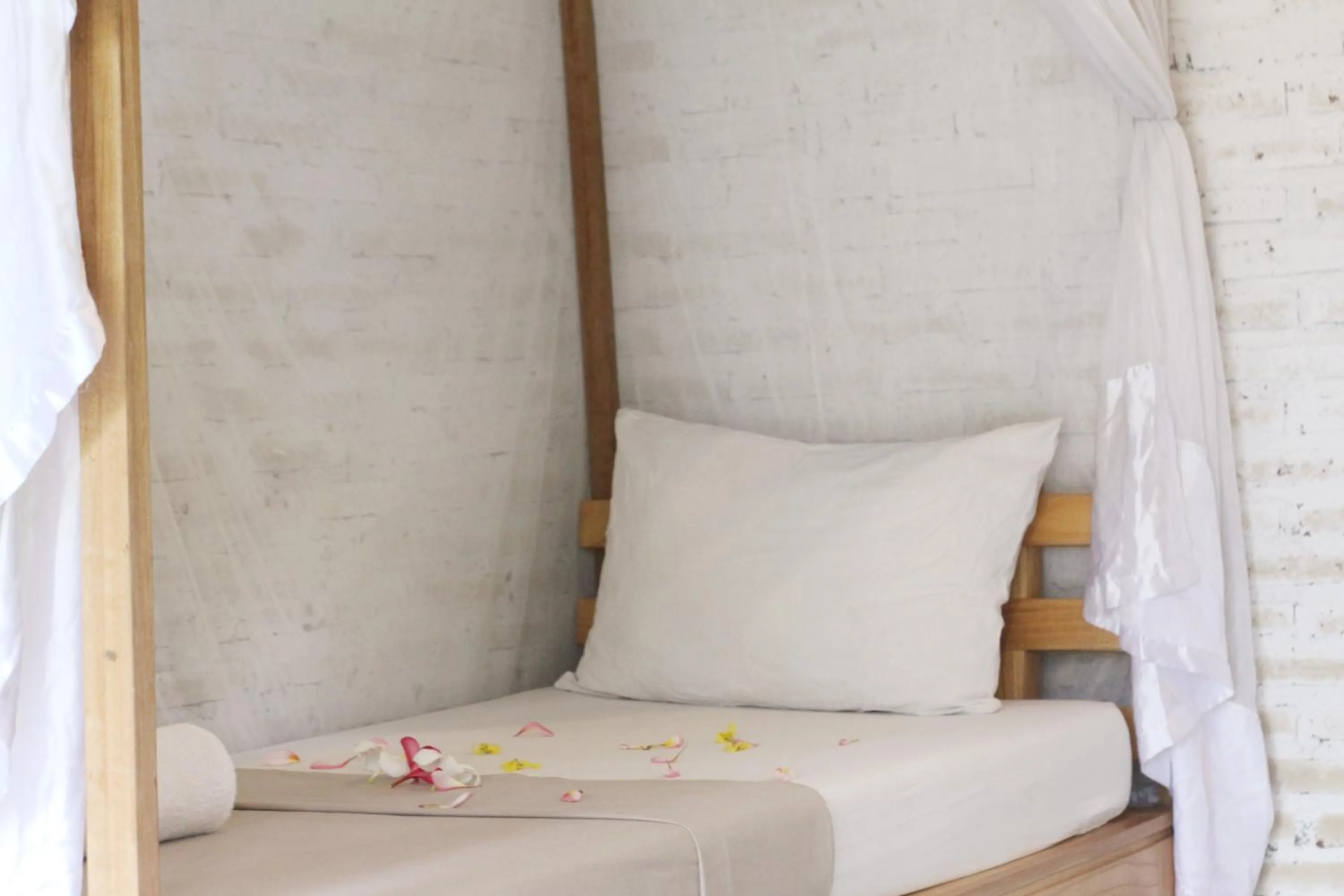 Bed in Jungle House - surf & stay