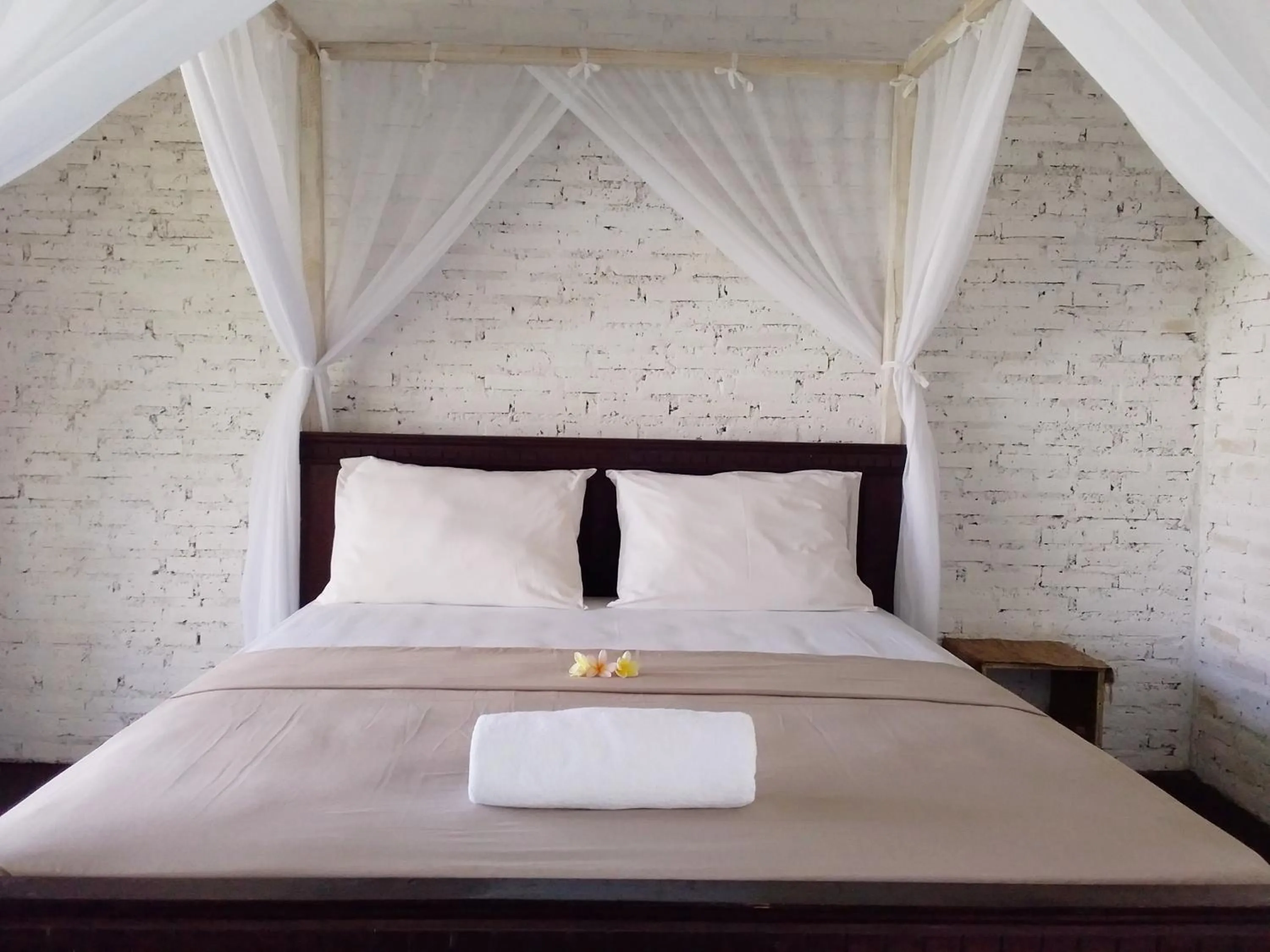 Bed in Jungle House - surf & stay