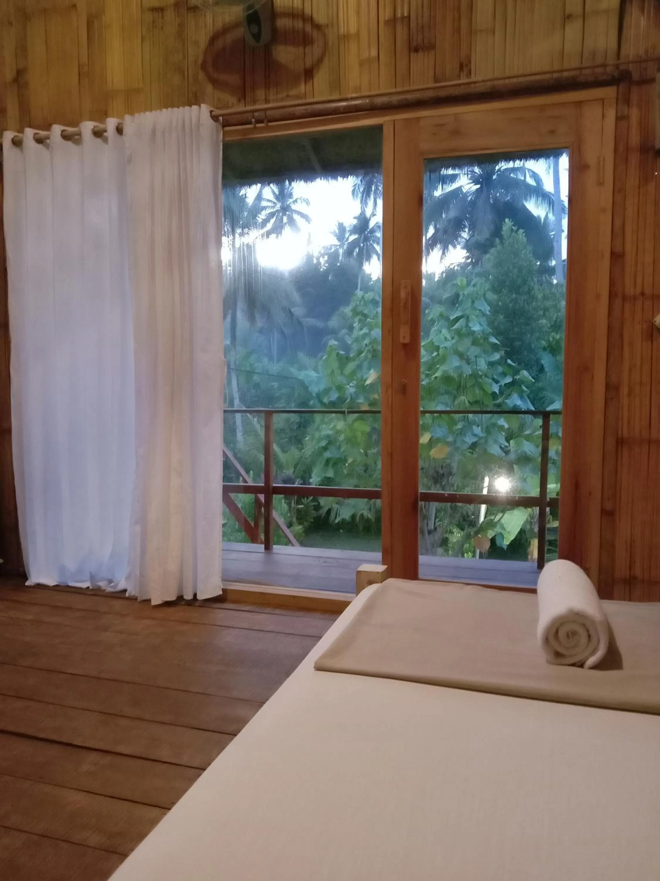 Bed in Jungle House - surf & stay