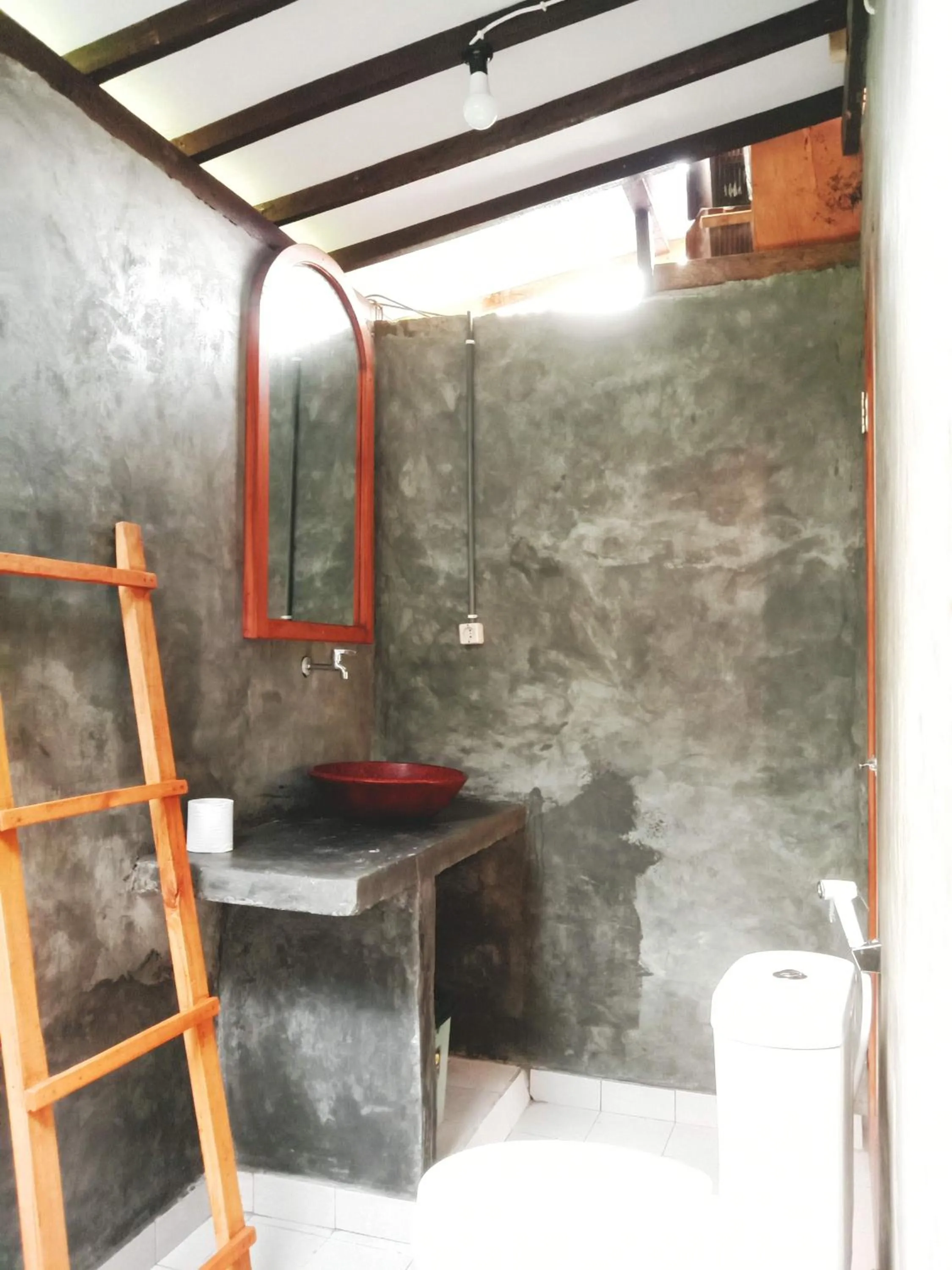 Jungle House - surf & stay