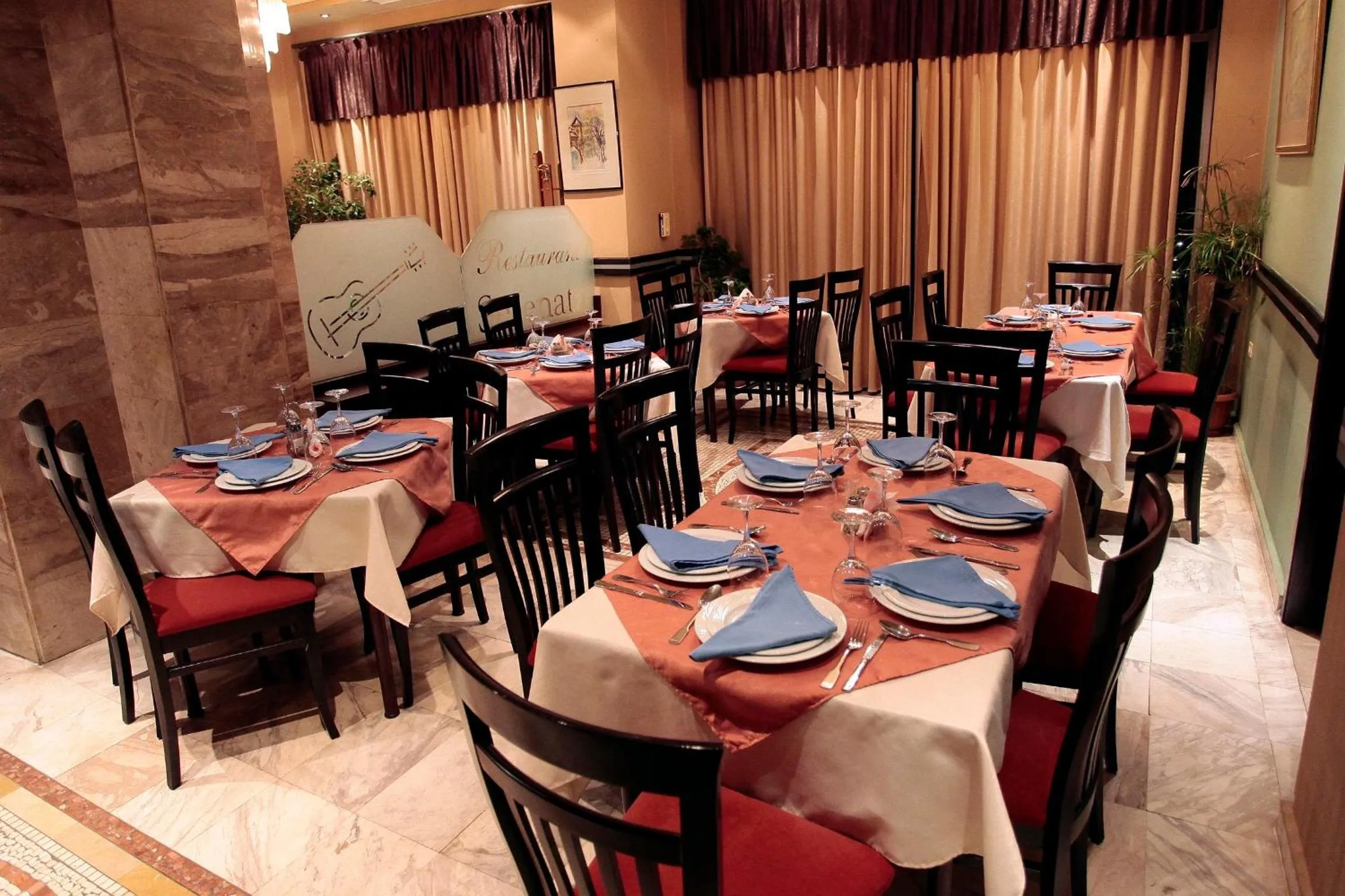 Restaurant/places to eat in Hotel Regency