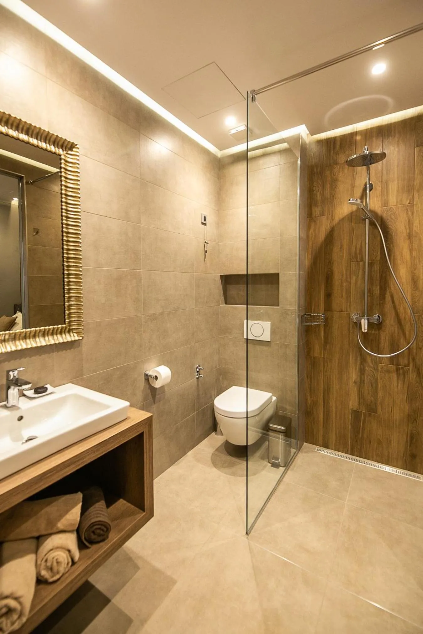Shower in Teatro Suite & Rooms