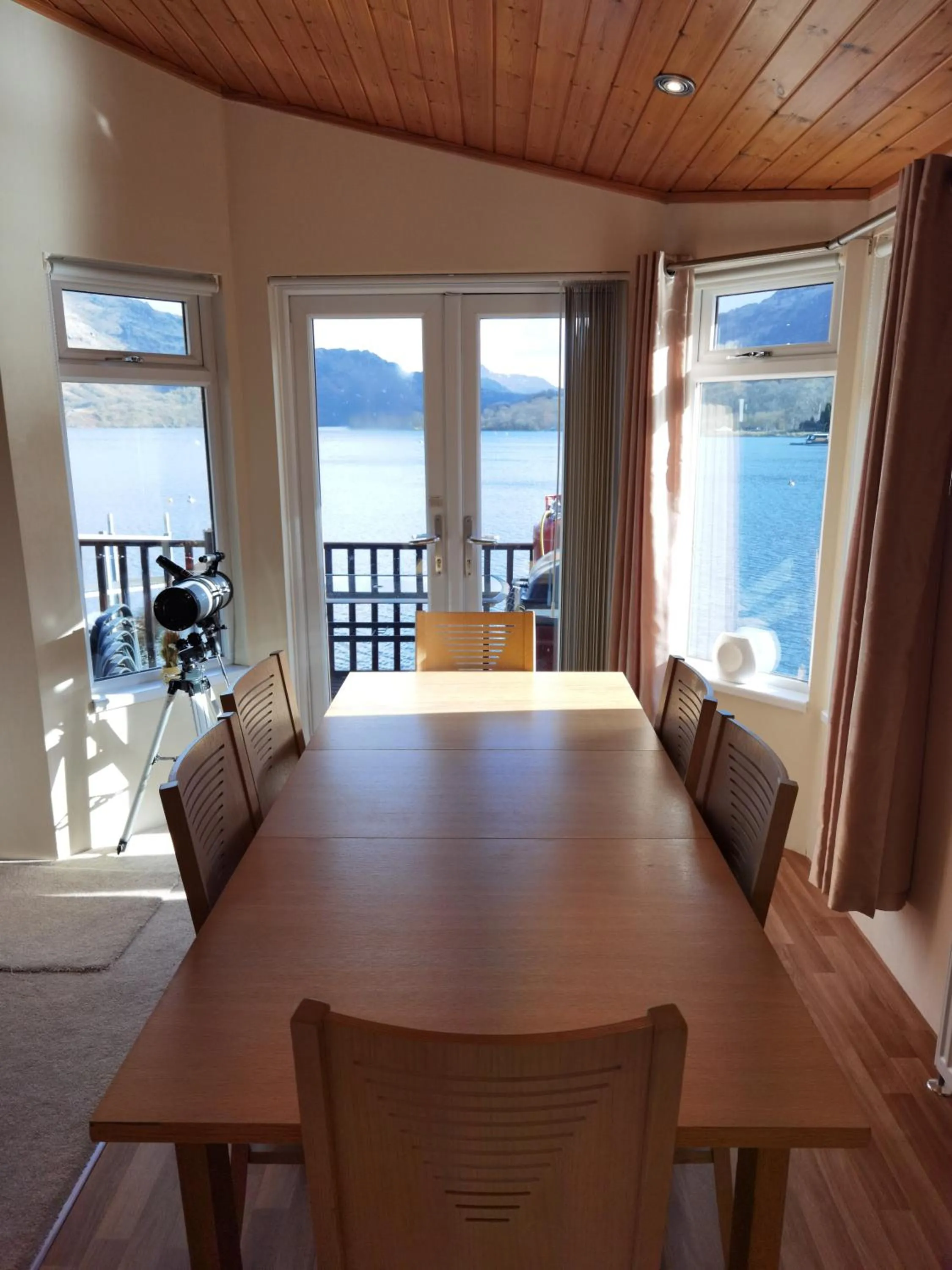 Dining area in Bonnie Banks Lodge Ardlui