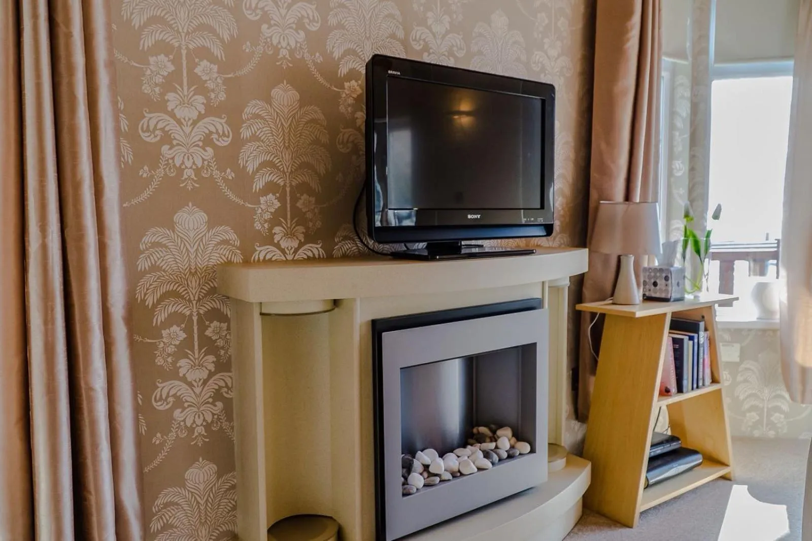 TV and multimedia in Bonnie Banks Lodge Ardlui