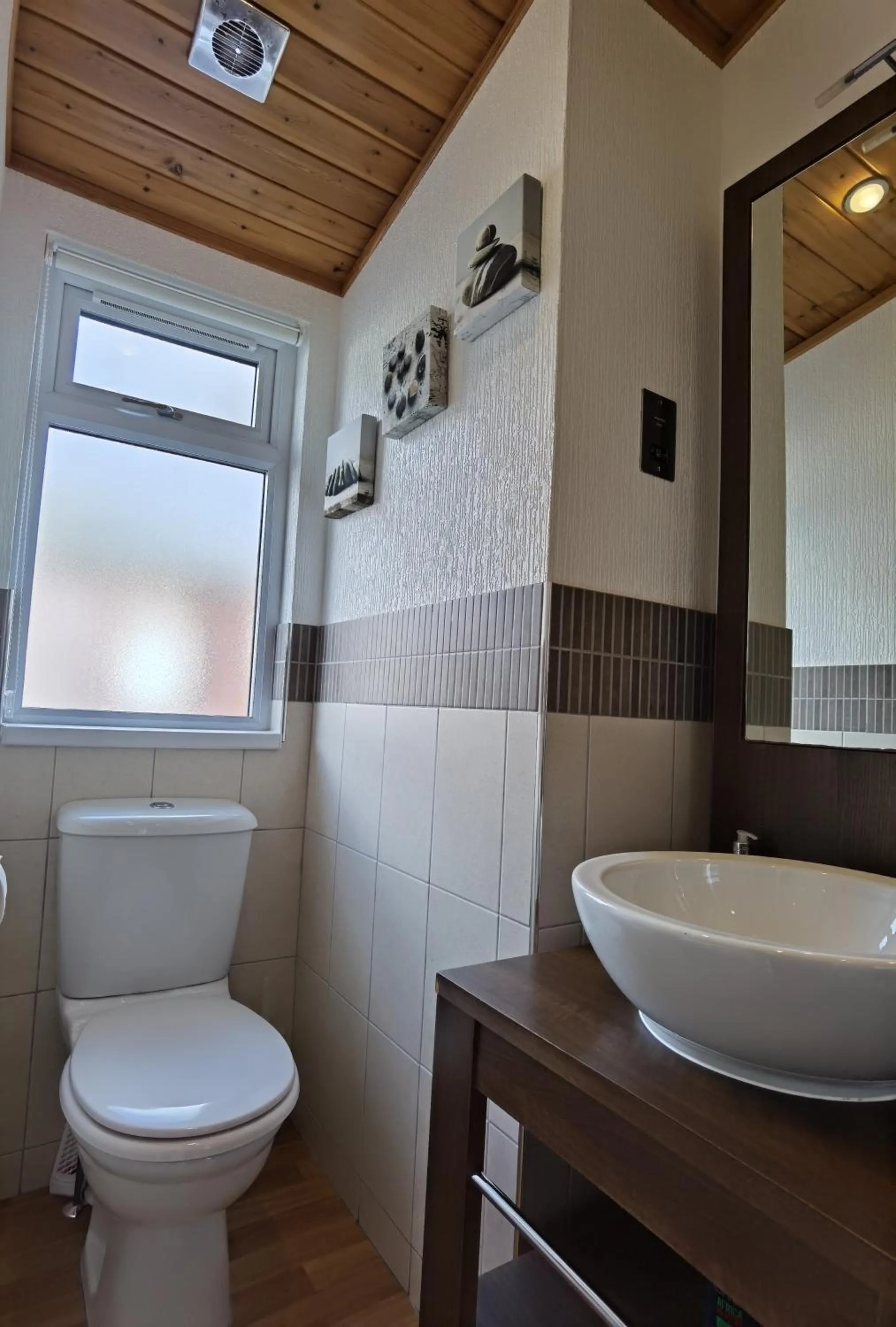 Toilet in Bonnie Banks Lodge Ardlui