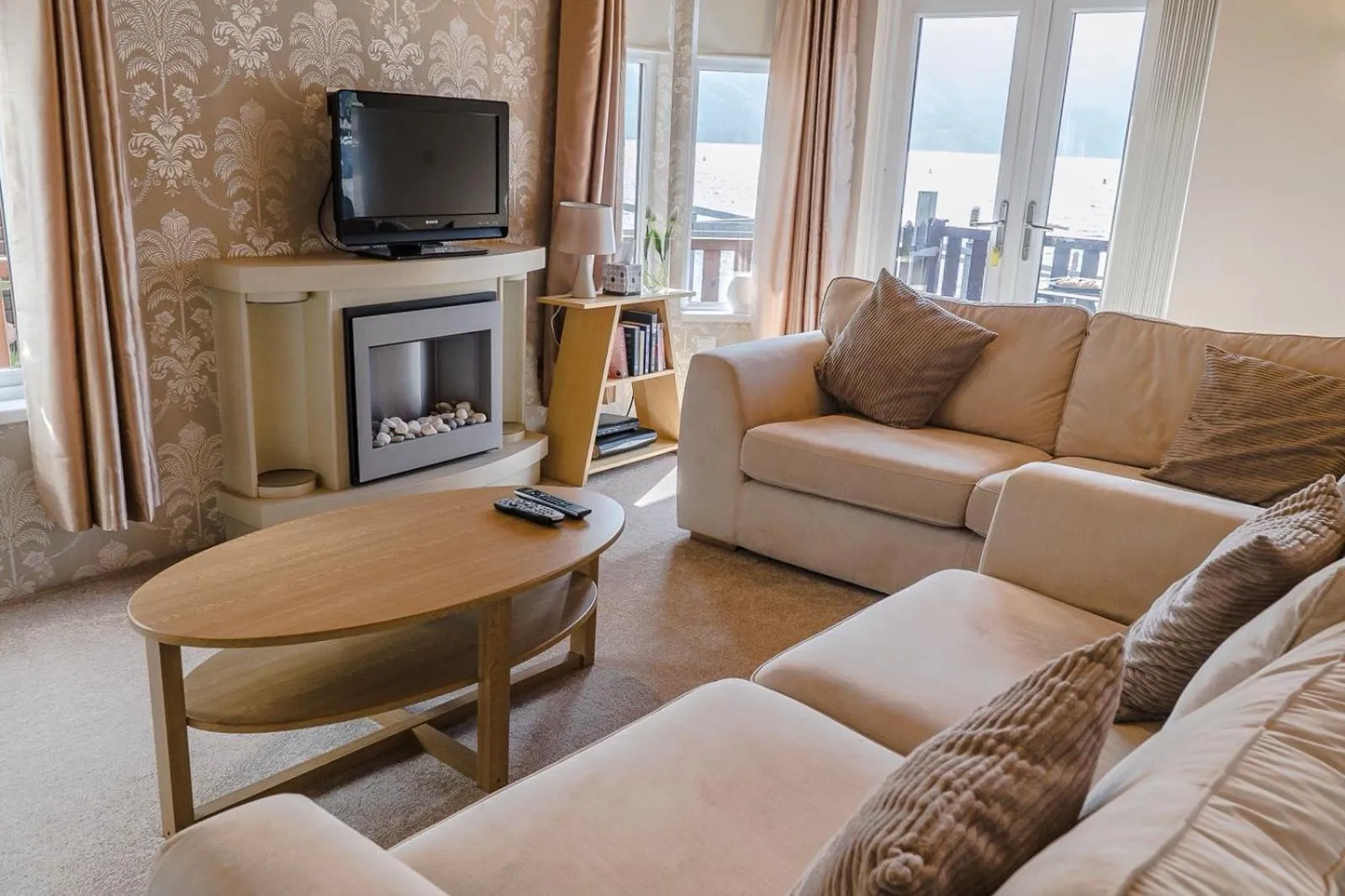 Communal lounge/ TV room in Bonnie Banks Lodge Ardlui