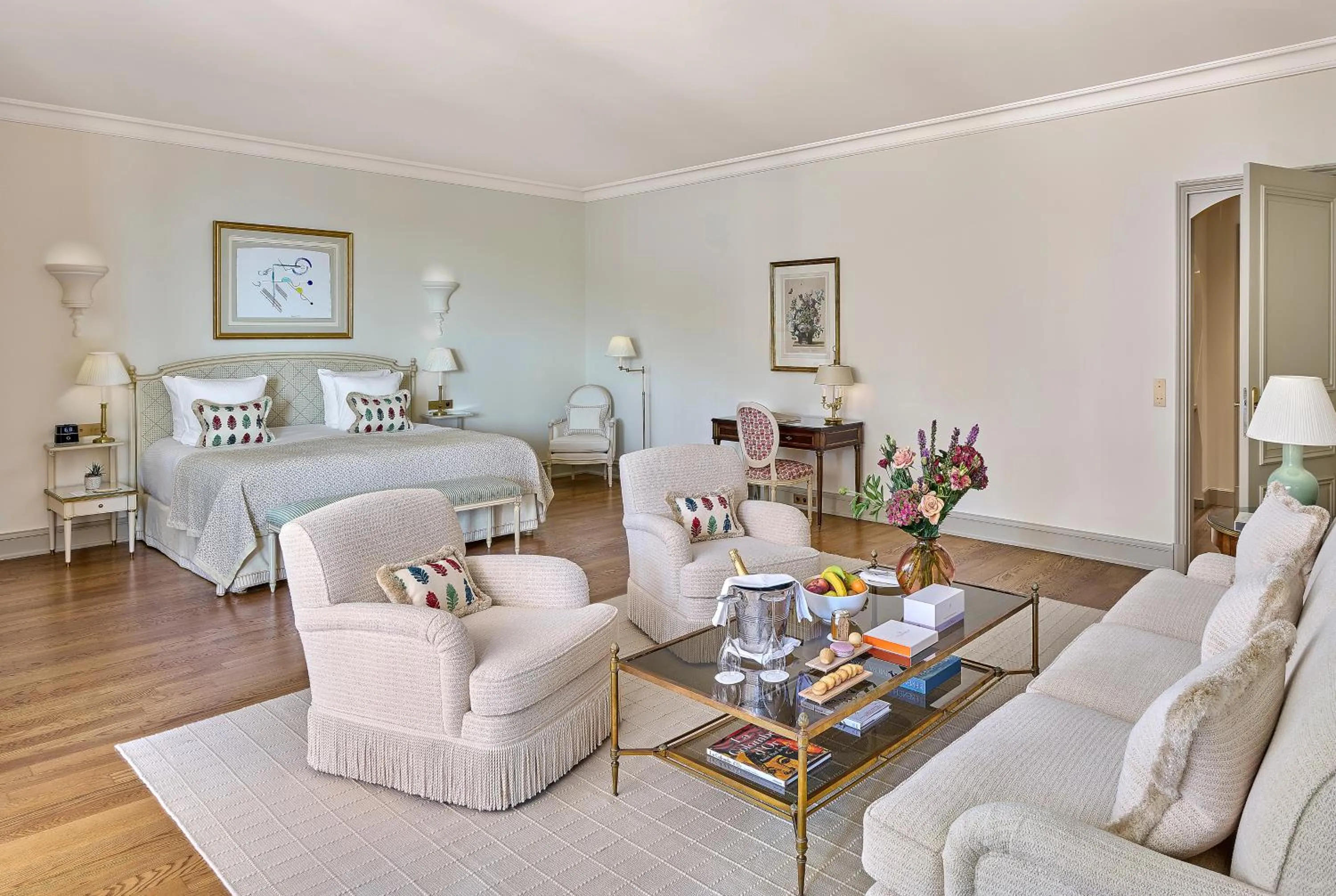 Living room, Bed in Château Saint-Martin & Spa, Oetker Hotels