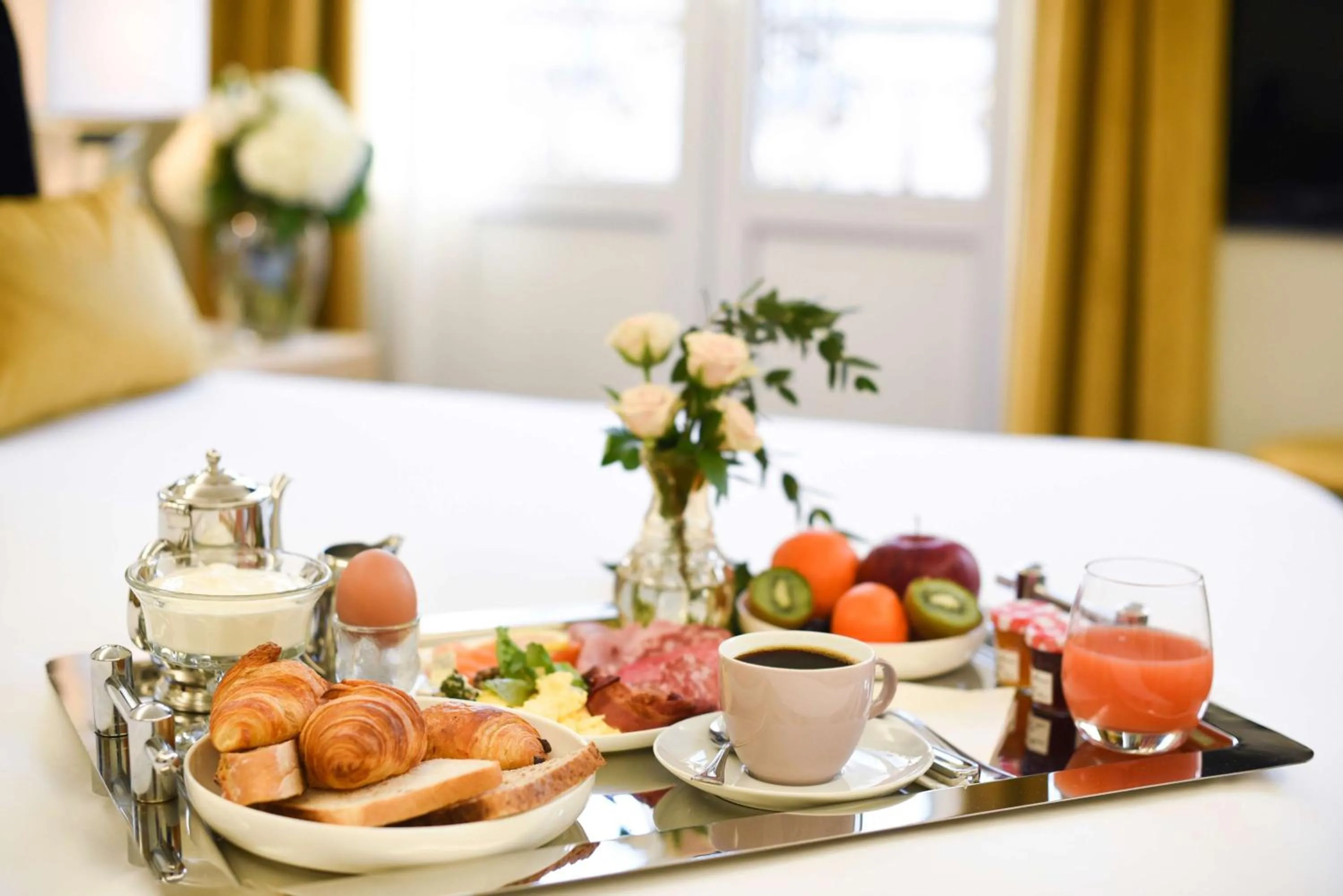 Photo of the whole room in Hotel Camille Paris Tapestry Collection by Hilton