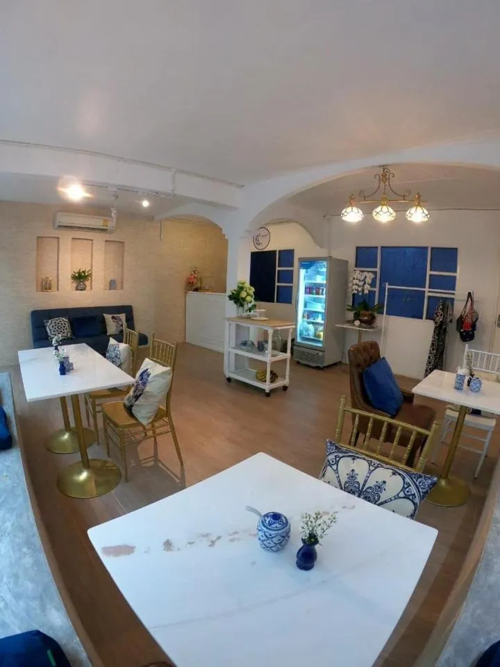 Restaurant/places to eat in Zleepinezz Hostel