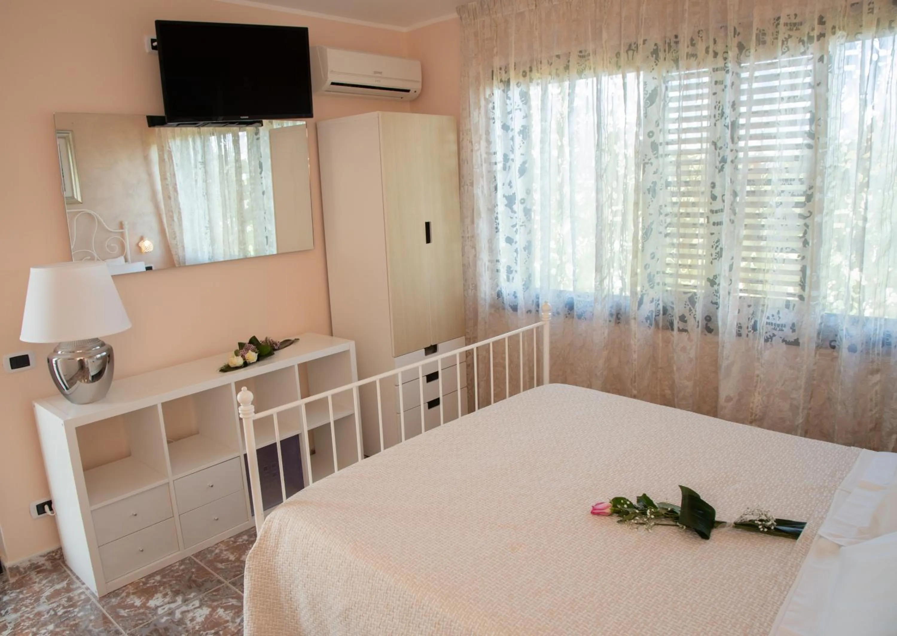 Photo of the whole room, Bed in Relais d 'Itria