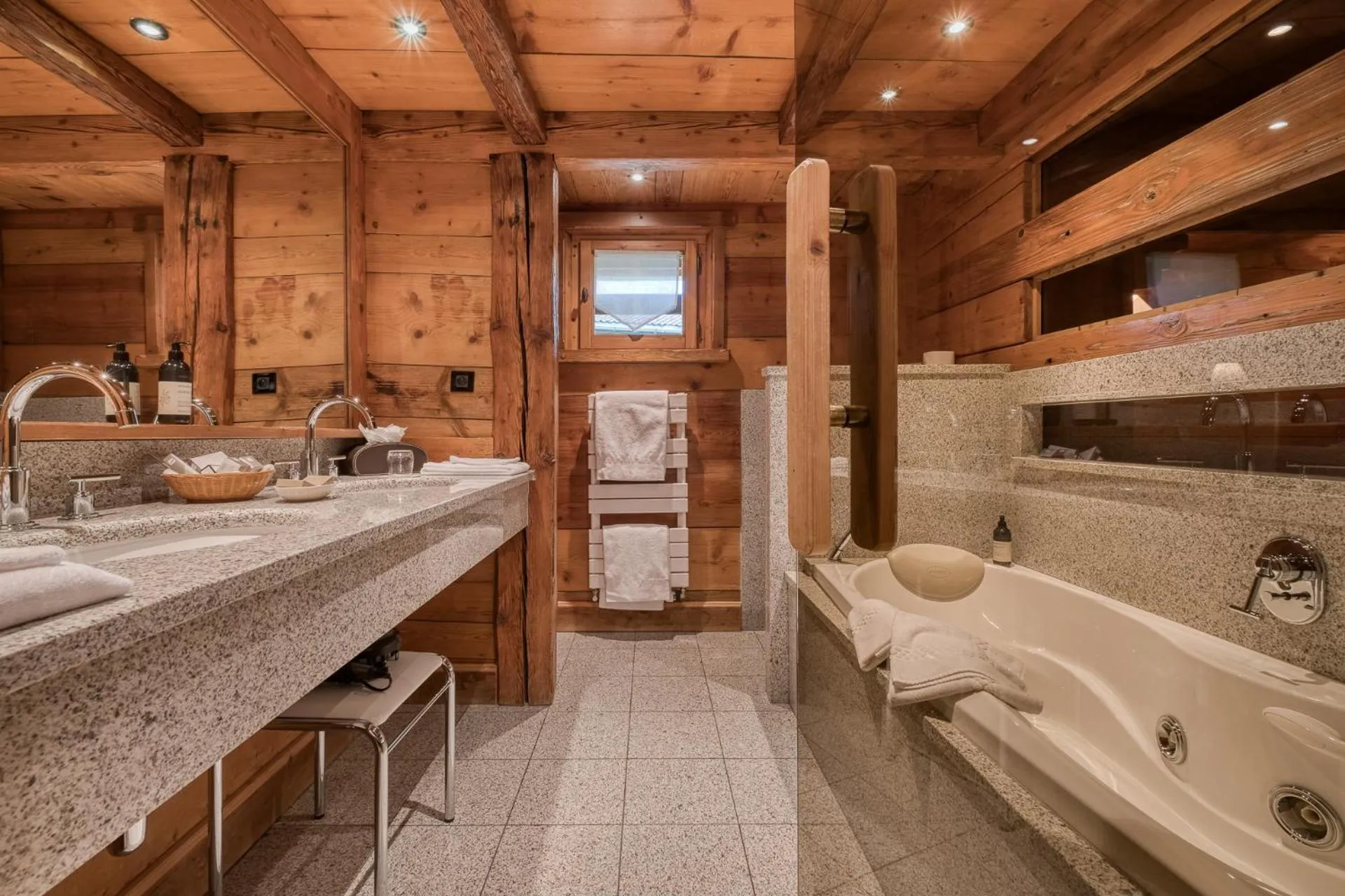 Hot Tub in Hôtel Les Servages d'Armelle