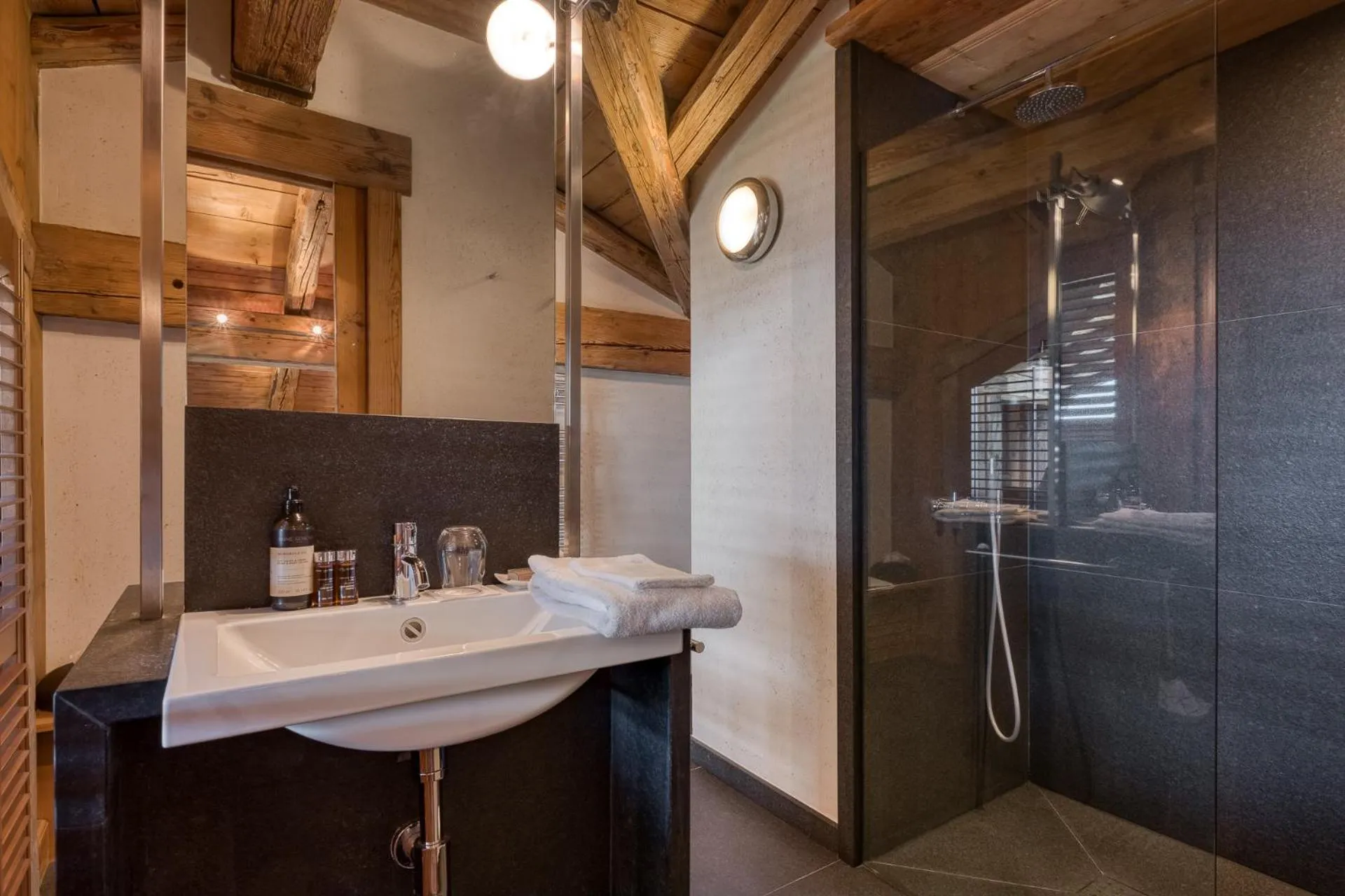 Shower in Hôtel Les Servages d'Armelle