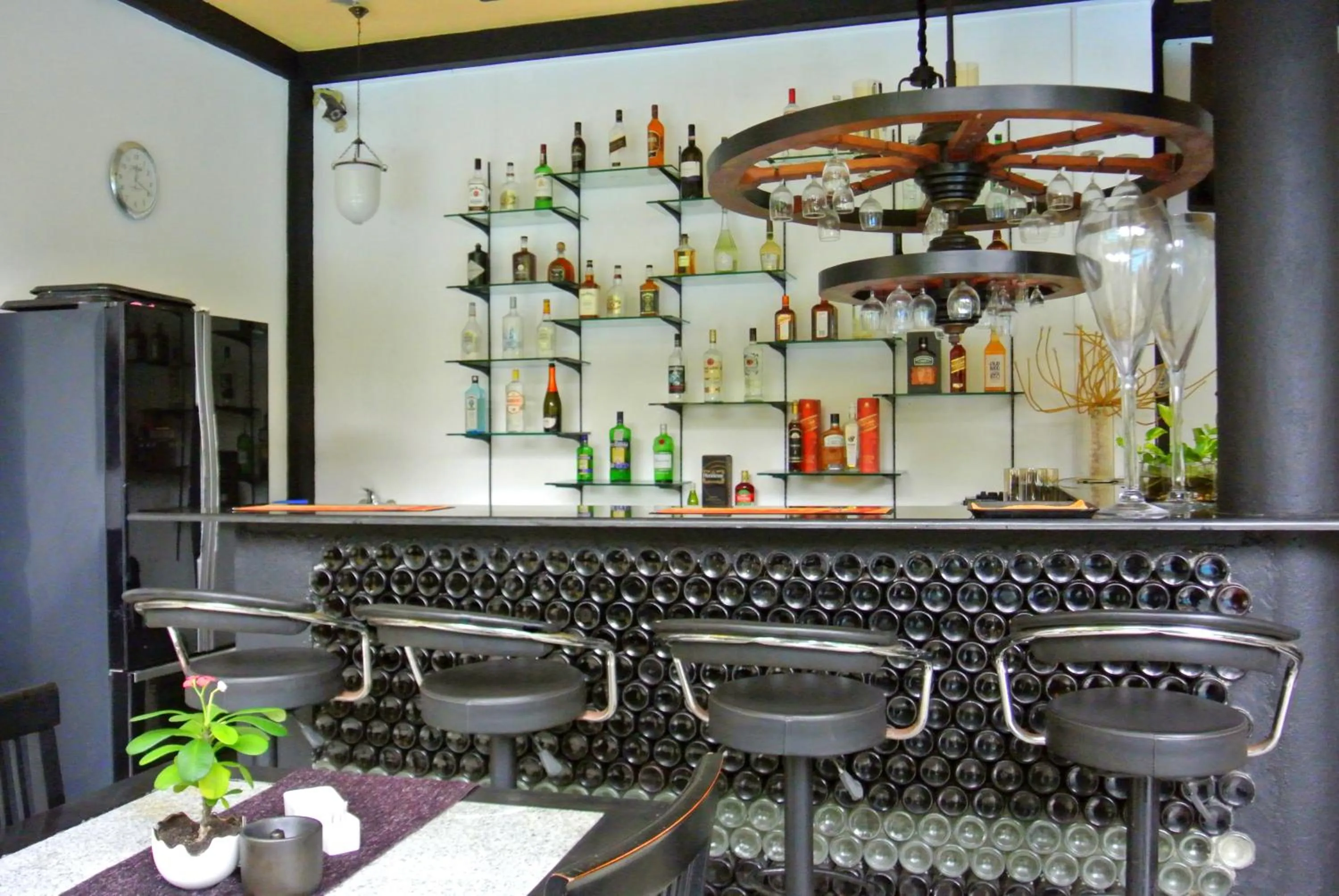 Restaurant/places to eat in Hotel Flower Garden