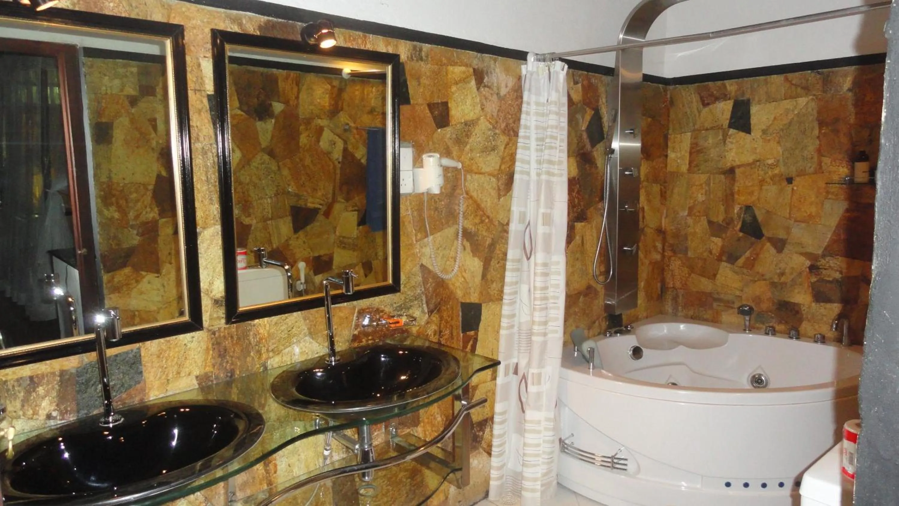 Bathroom in Hotel Flower Garden