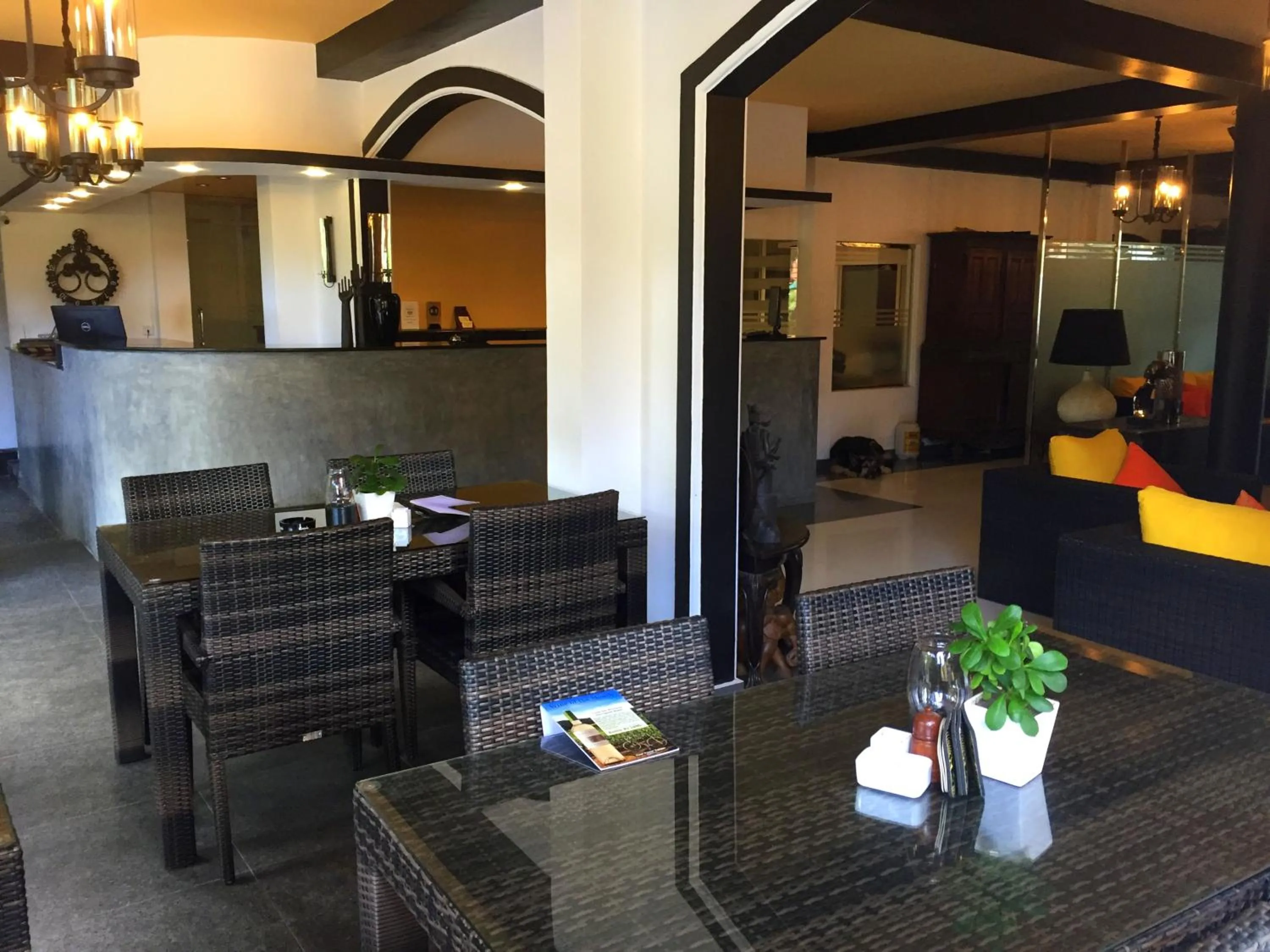 Restaurant/places to eat in Hotel Flower Garden