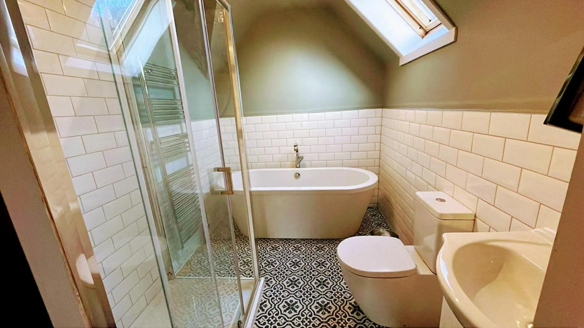 Bathroom in Achray House Restaurant with Rooms
