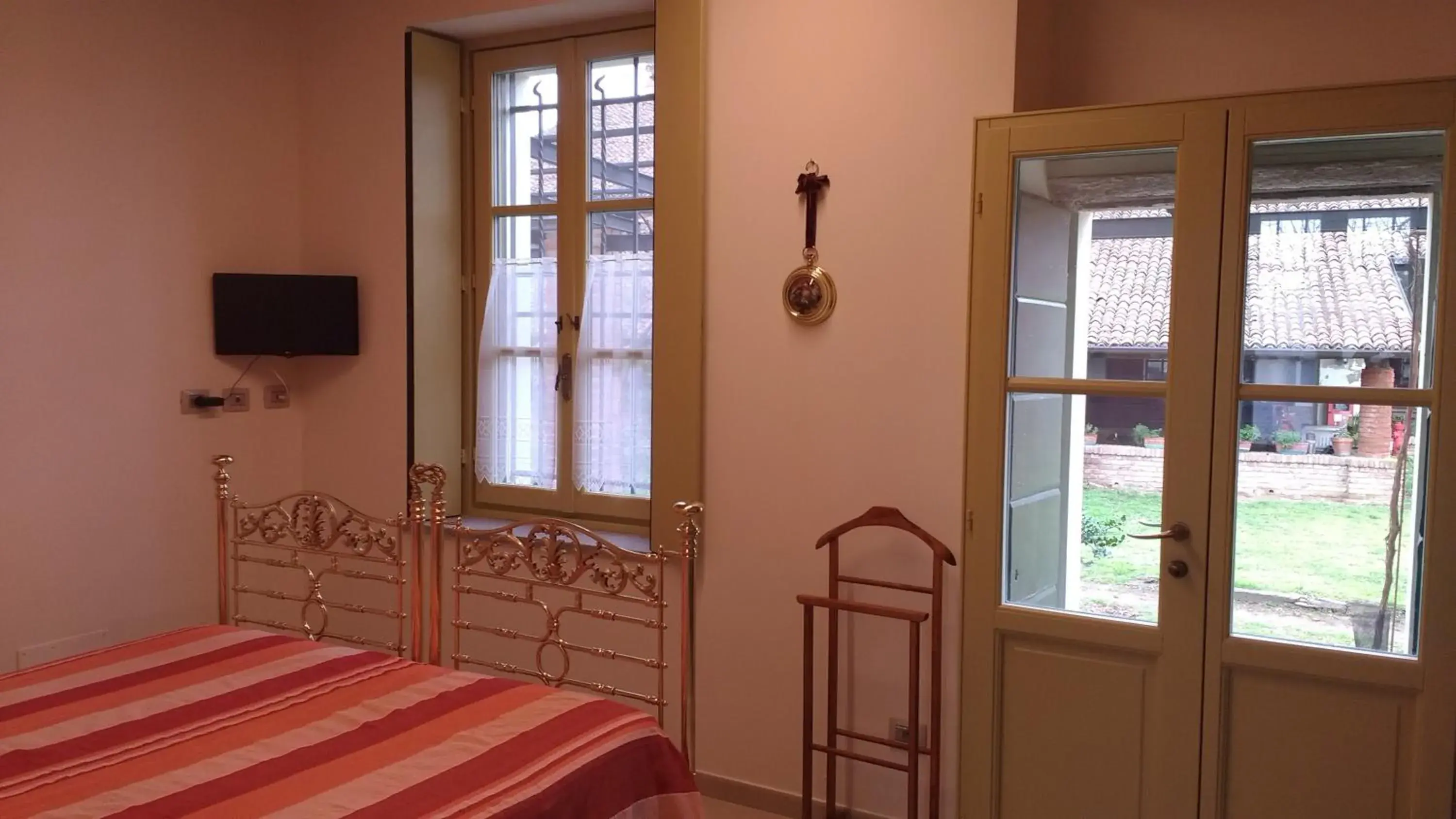 Double Room with Patio - single occupancy in Agriturismo Cascina Poscallone Double Room with Patio - single occupancy in Agriturismo Cascina Poscallone