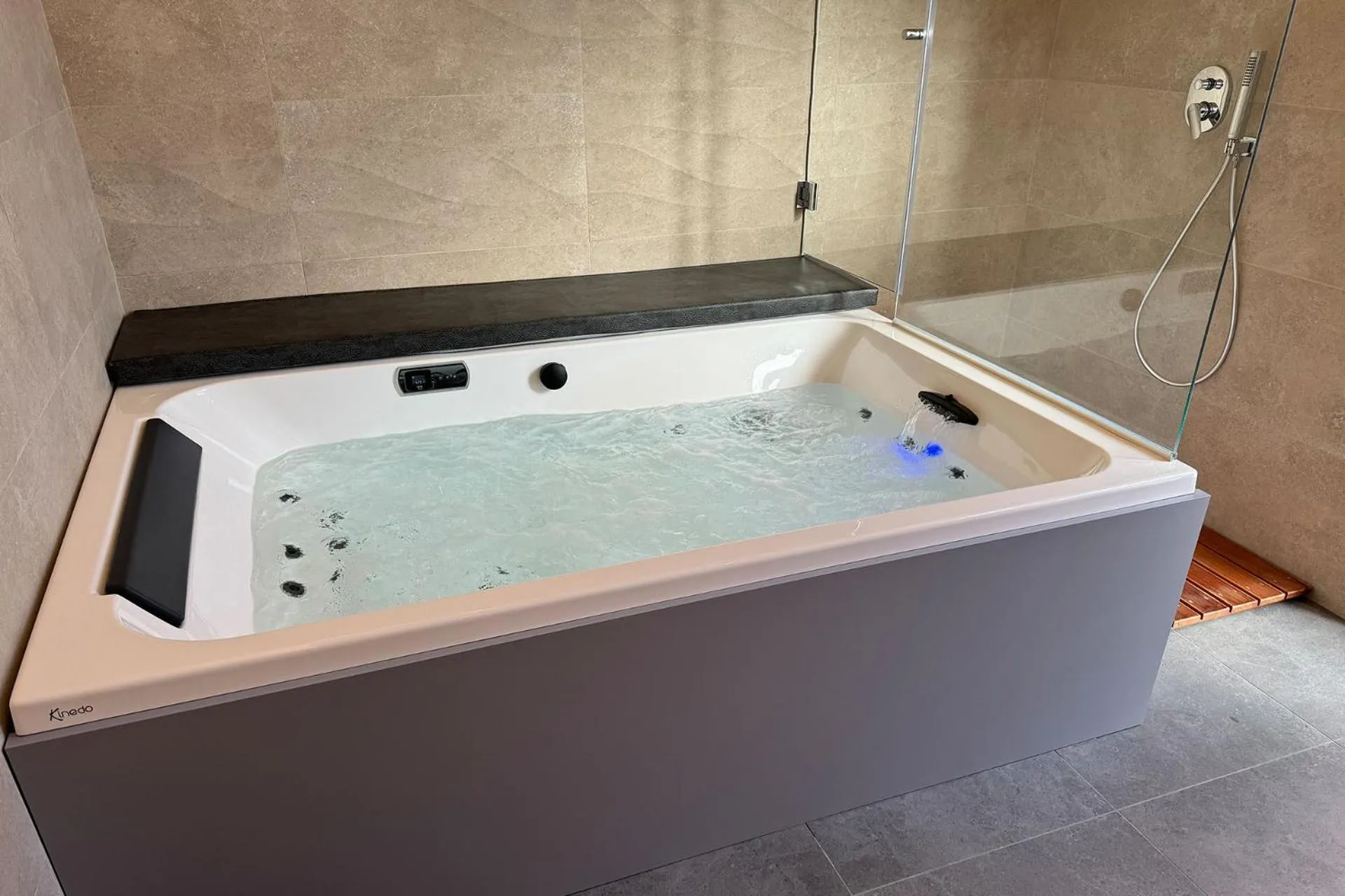 Hot Tub in La Camelia Bianca B&B