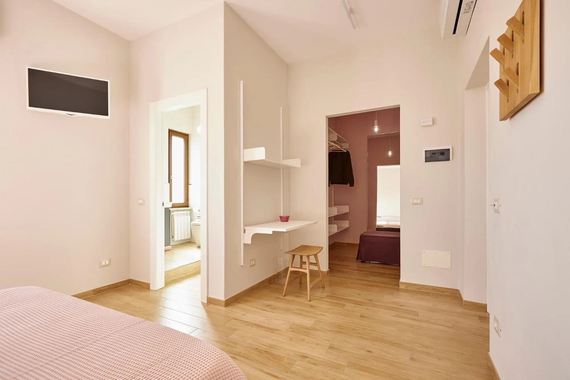 Bathroom, Bed in La Camelia Bianca B&B