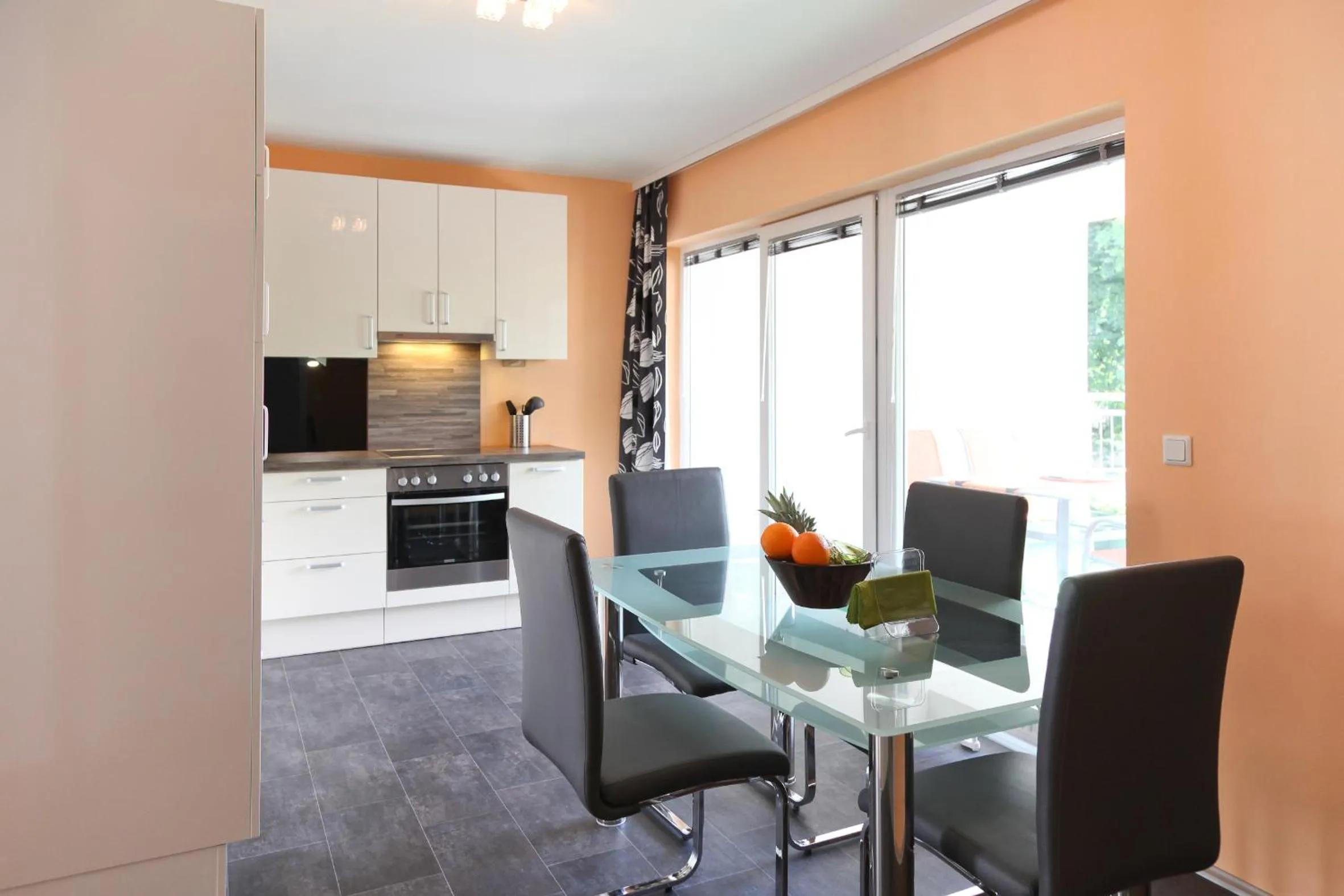 3 rooms Sunny Apartments-Schoenbrunn, 100m2 with balcony