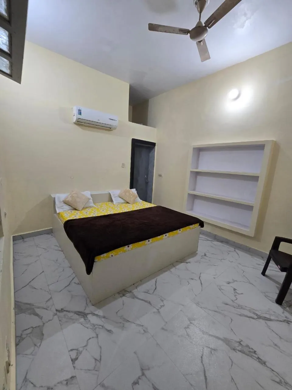 Bed in Best B&B in Orchha