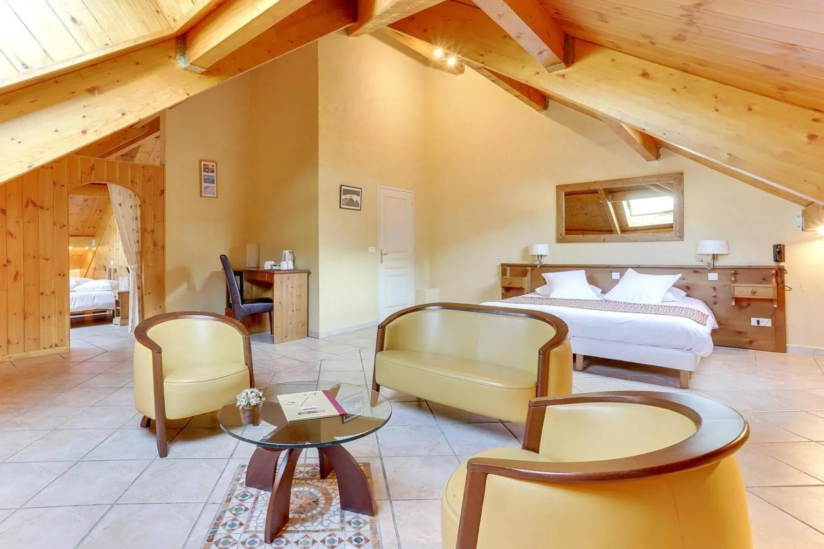 Photo of the whole room, Bed in Hôtel Mont Thabor Serre Chevalier