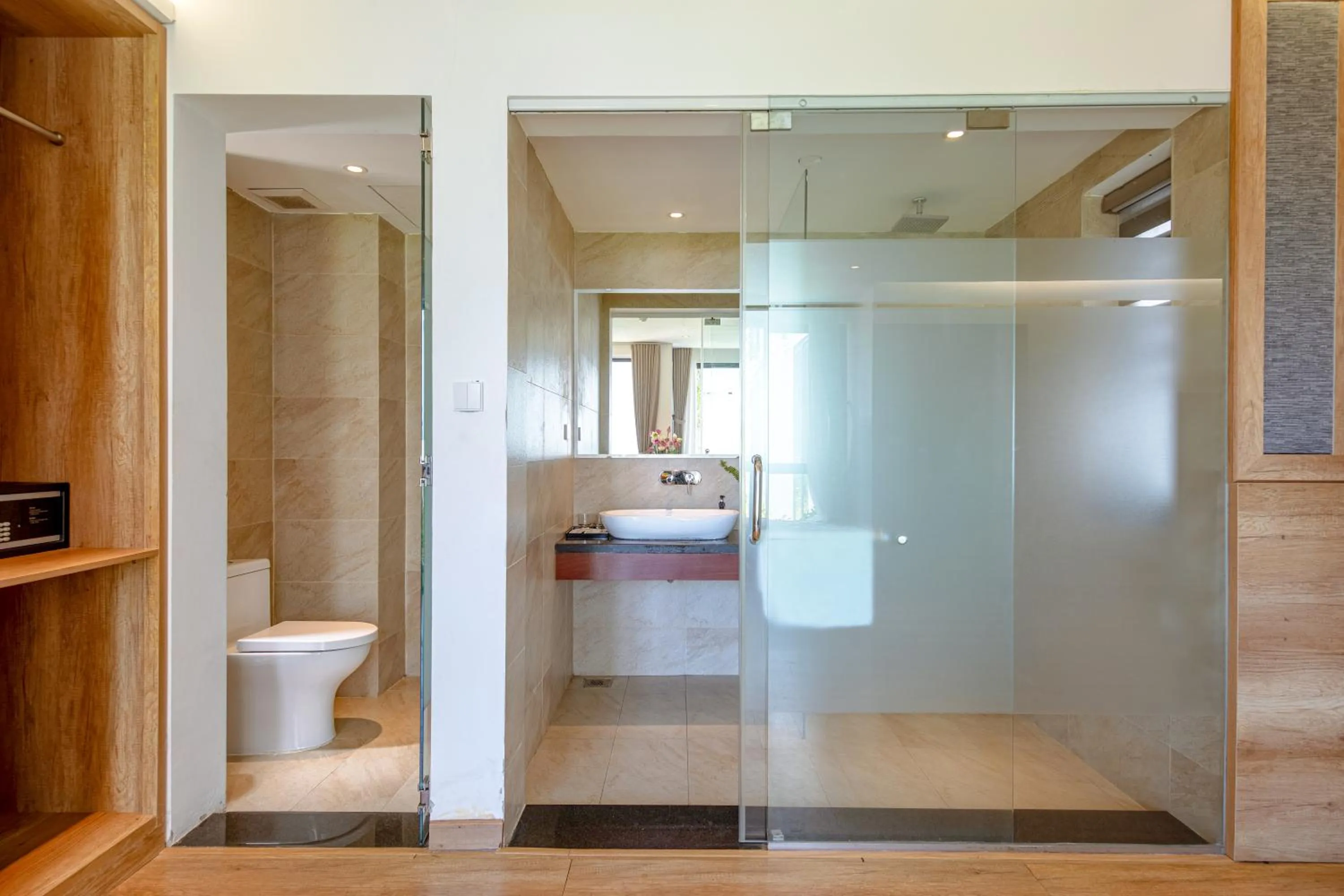 Shower in K House Apartment Danang Beach