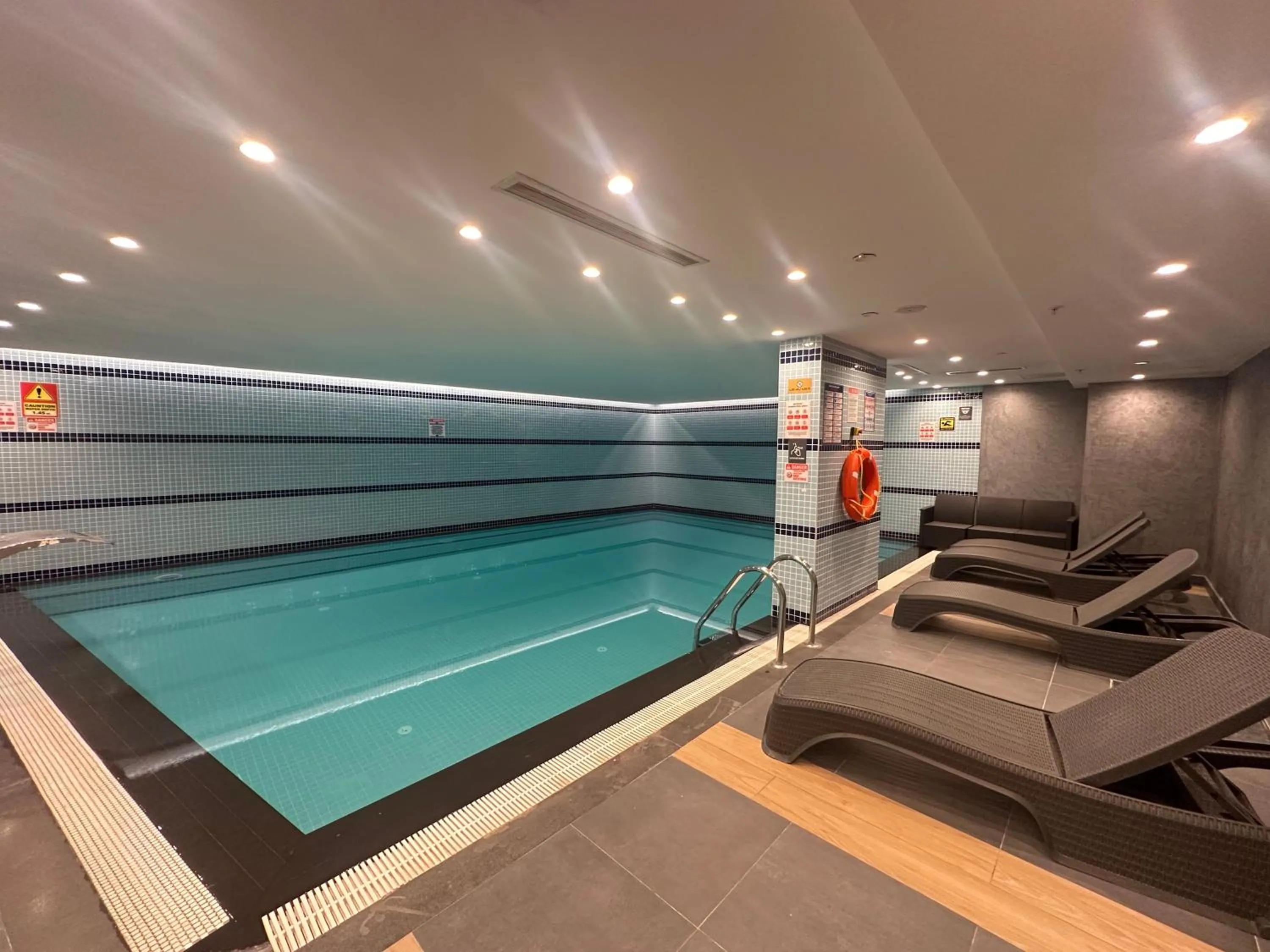 Swimming pool in Maywood Hotel