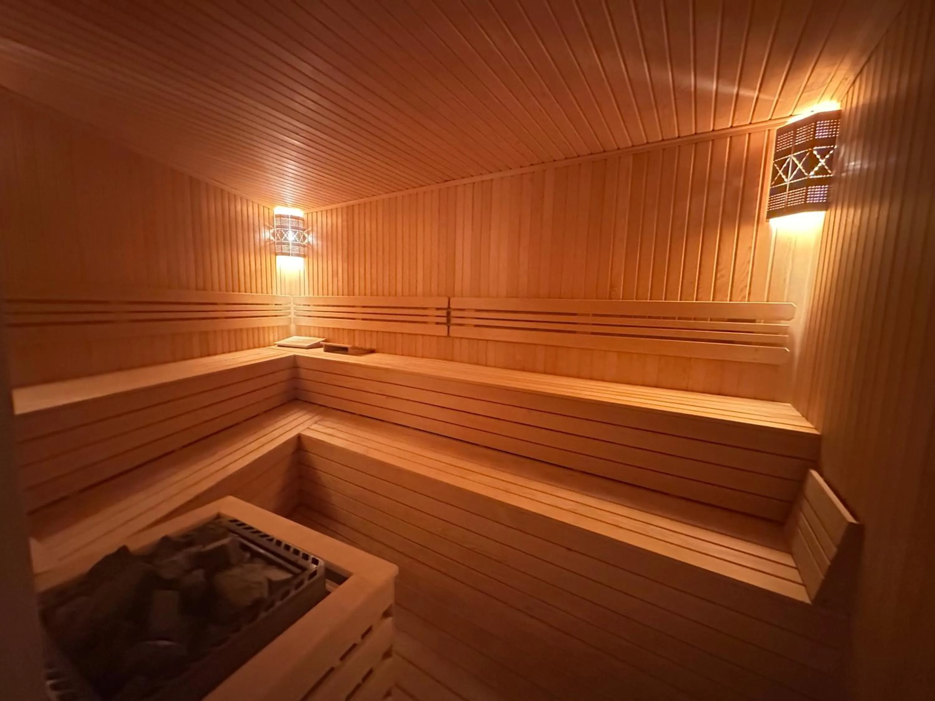 Sauna in Maywood Hotel