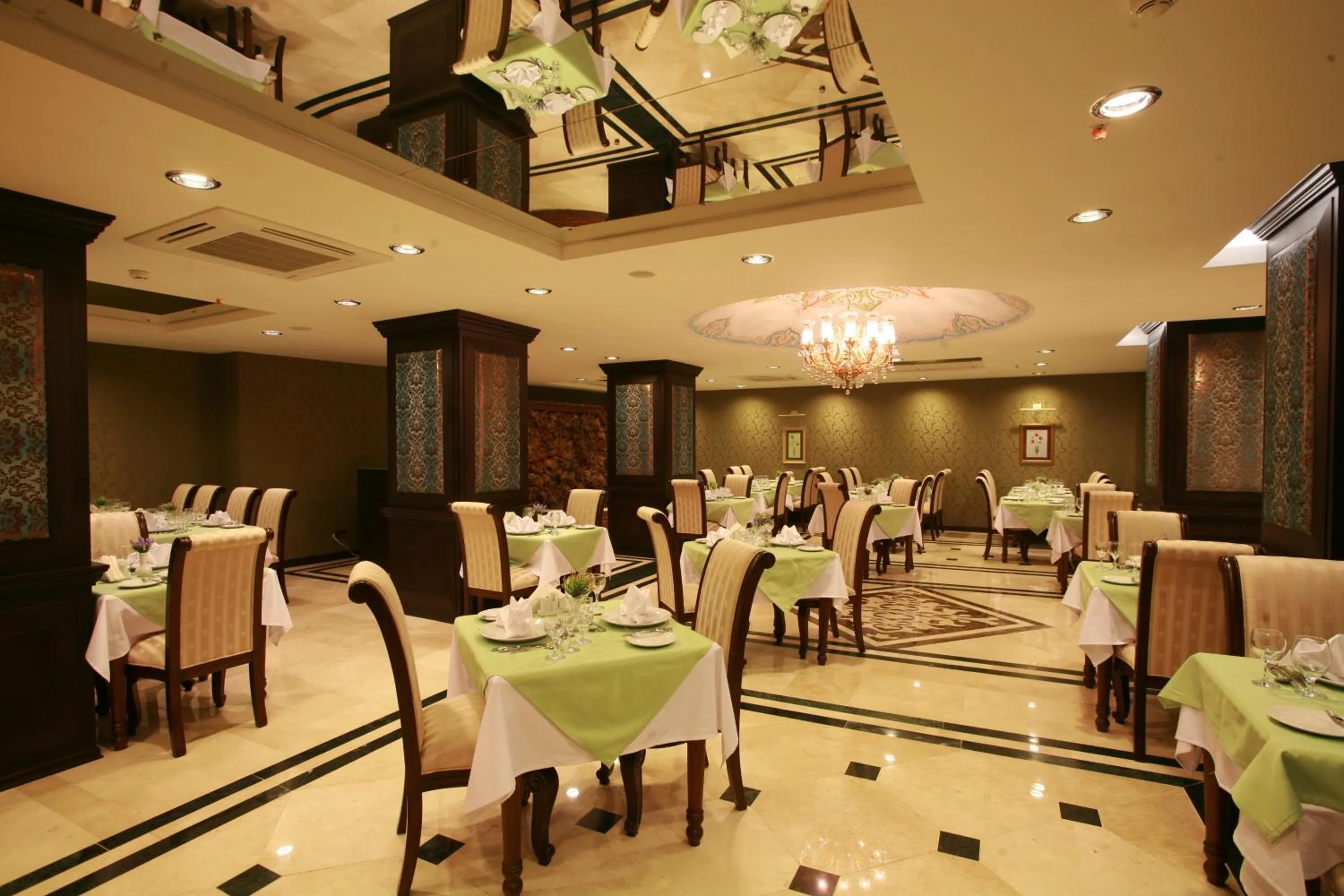 Food and drinks in Maywood Hotel