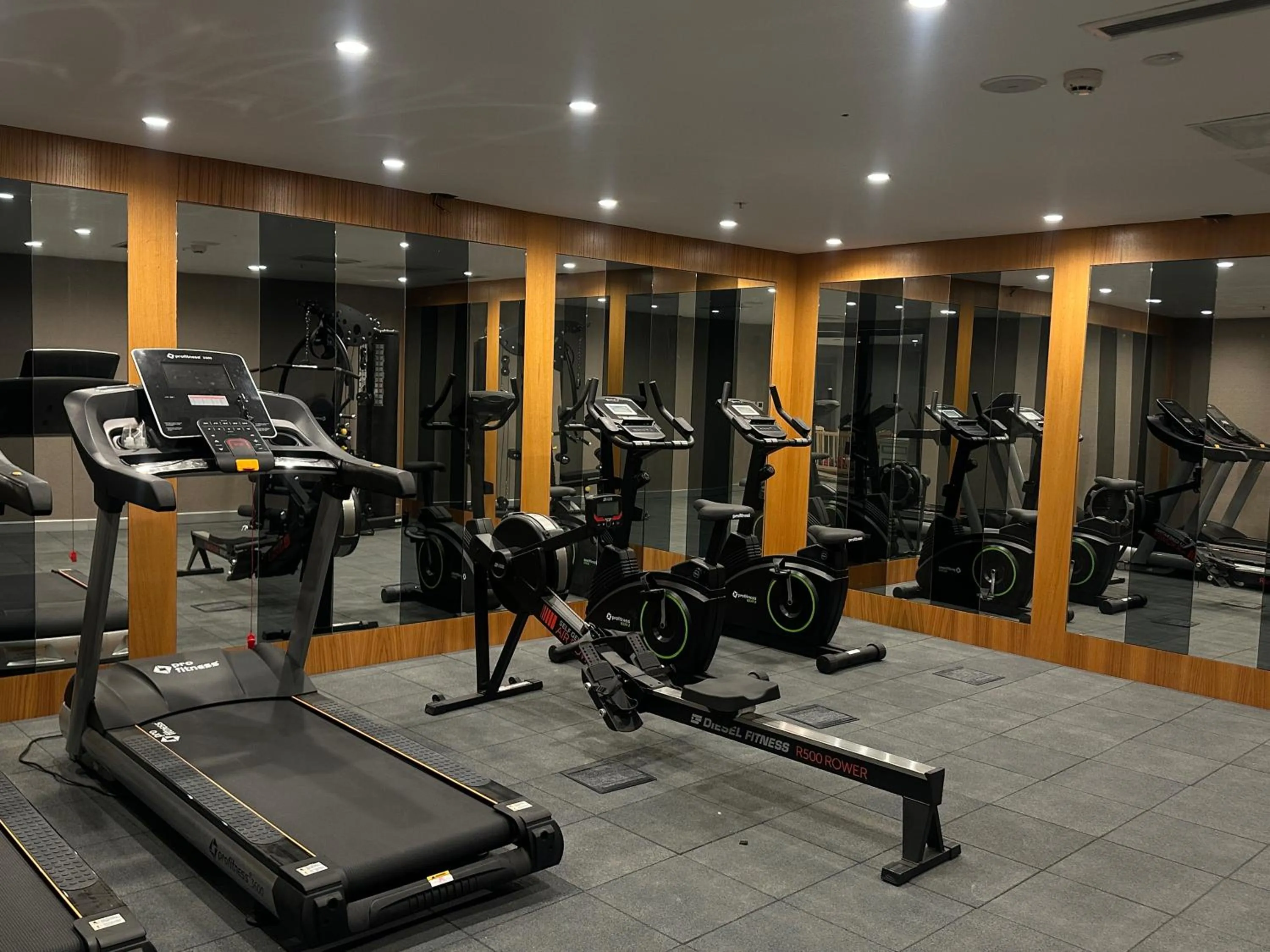 Fitness centre/facilities in Maywood Hotel