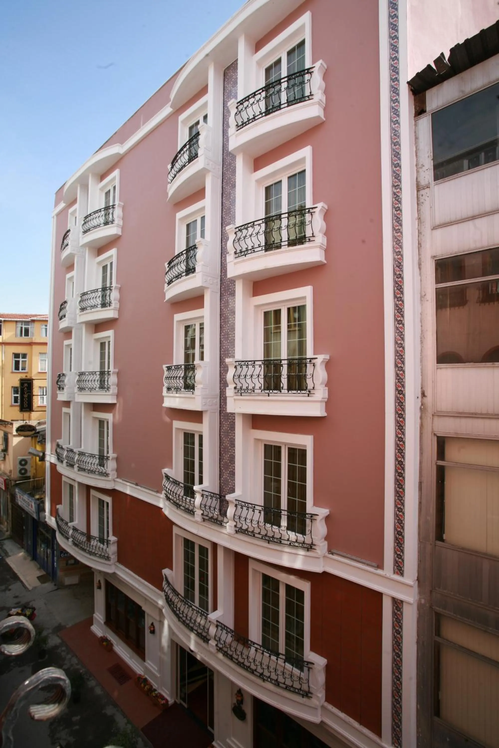 Facade/entrance in Maywood Hotel