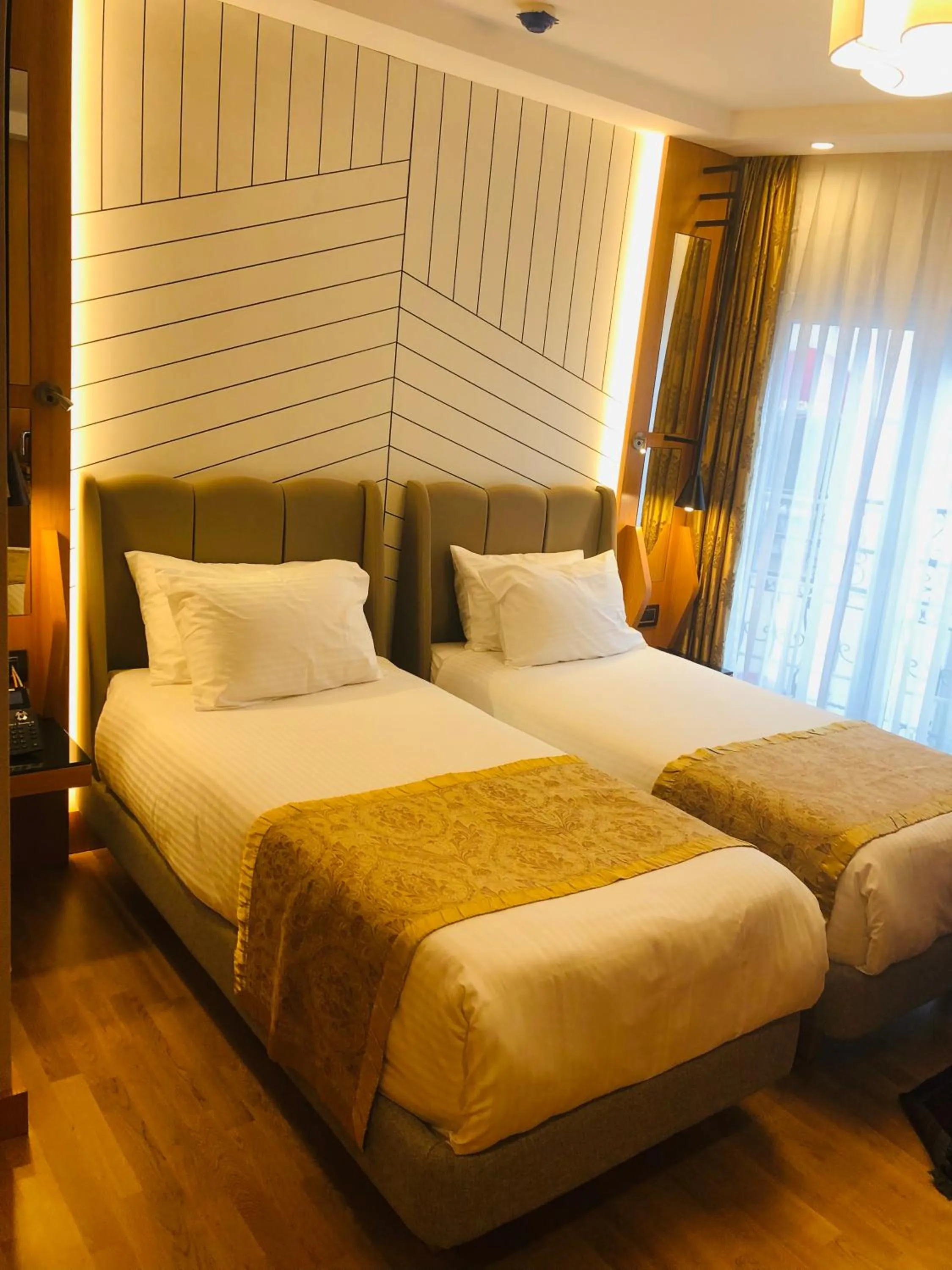 Massage, Bed in Maywood Hotel