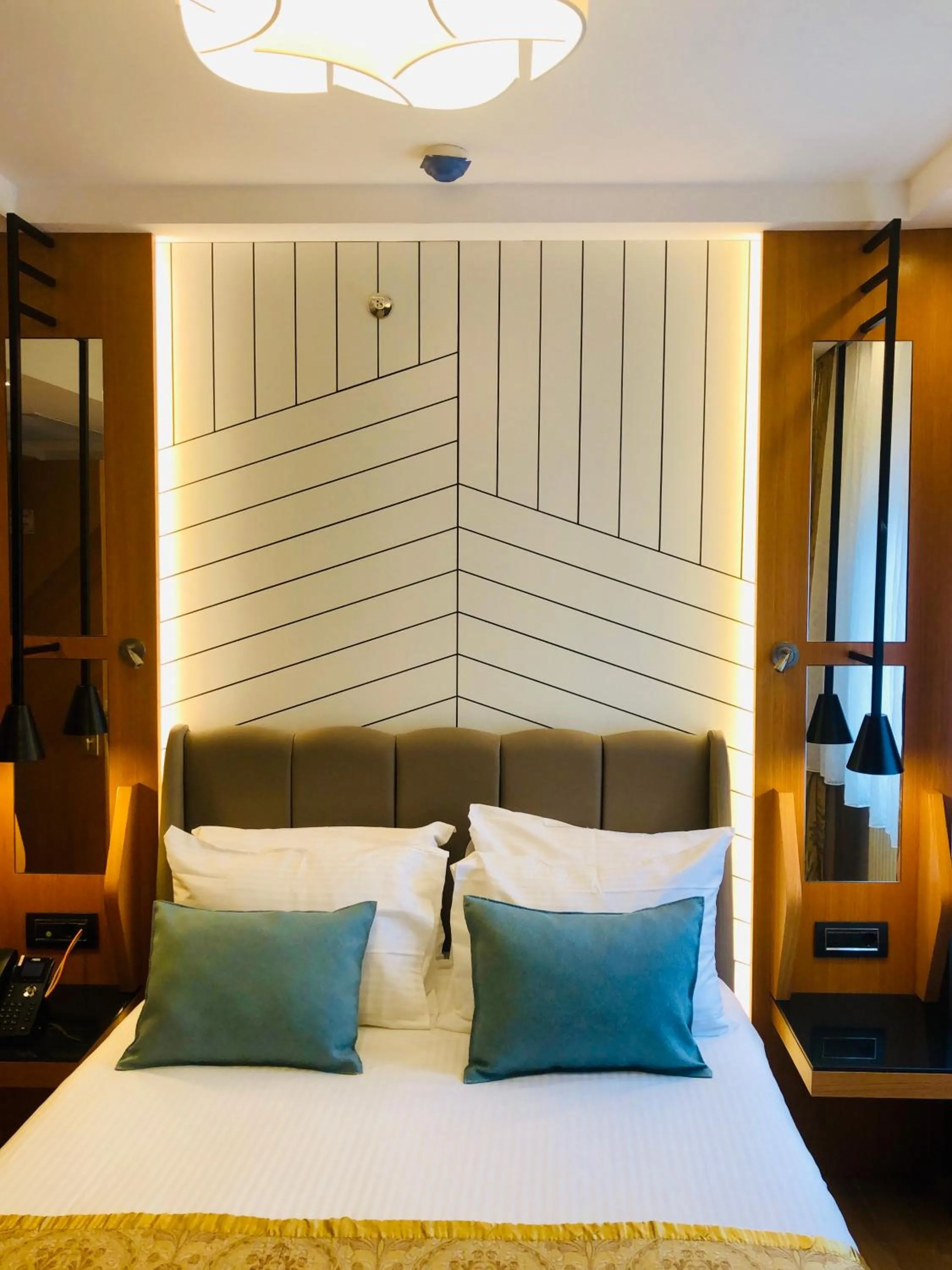 Massage, Bed in Maywood Hotel