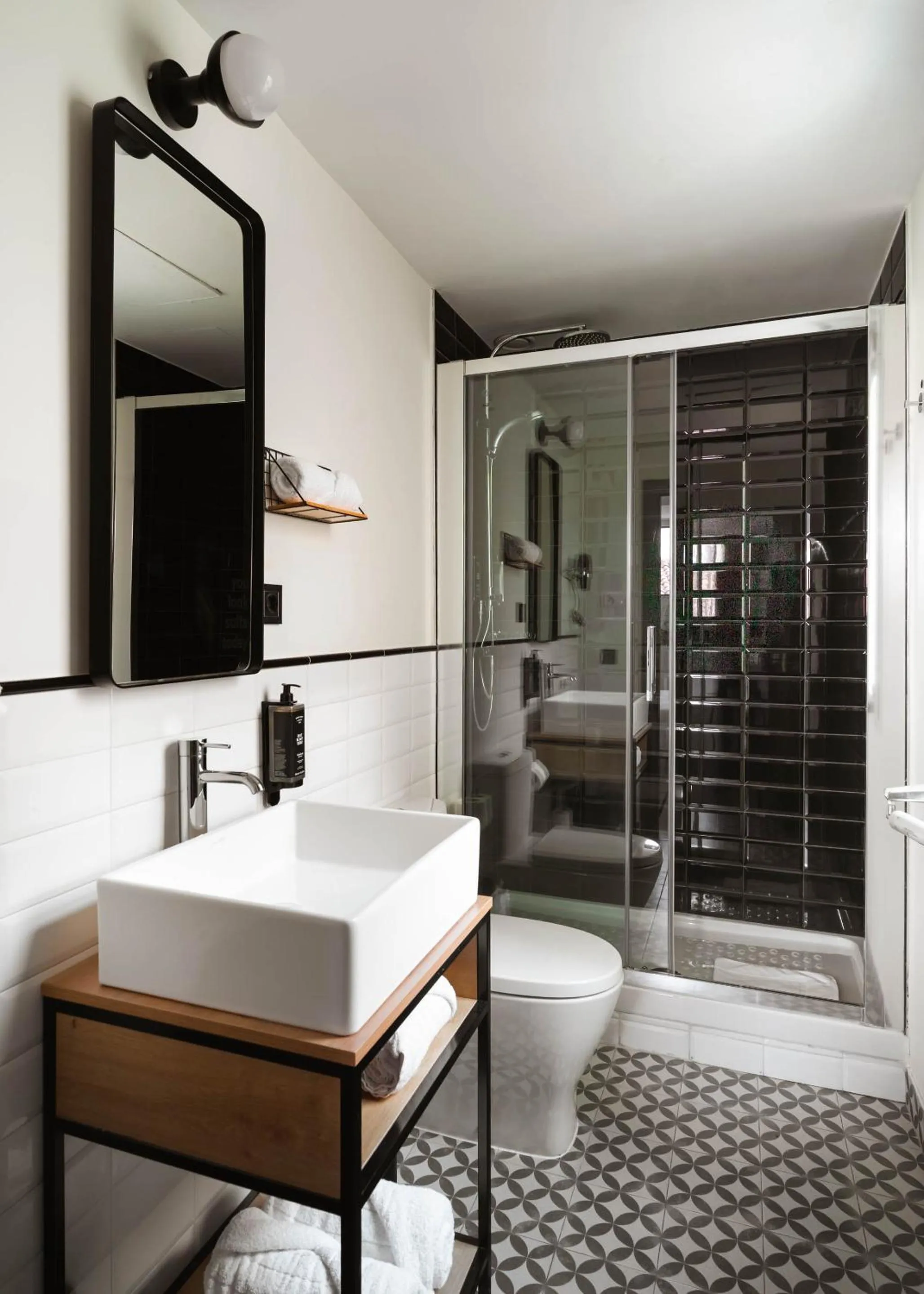 Shower in Limehome Madrid Calle de la Madera - Digital Access