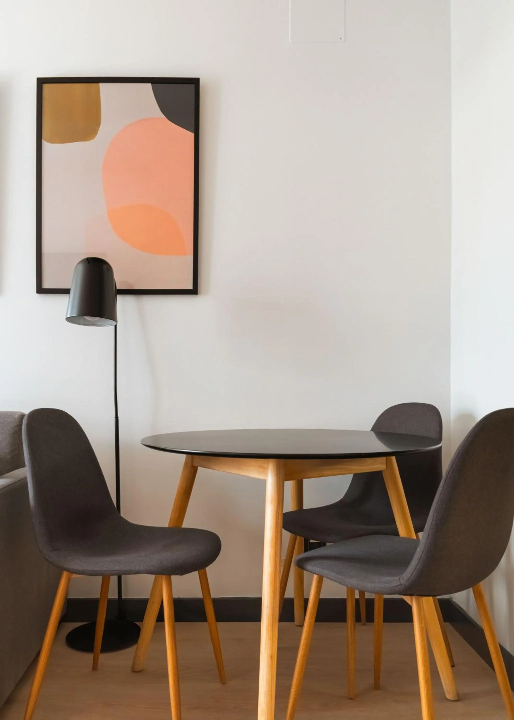 Living room in Limehome Madrid Calle de la Madera - Digital Access