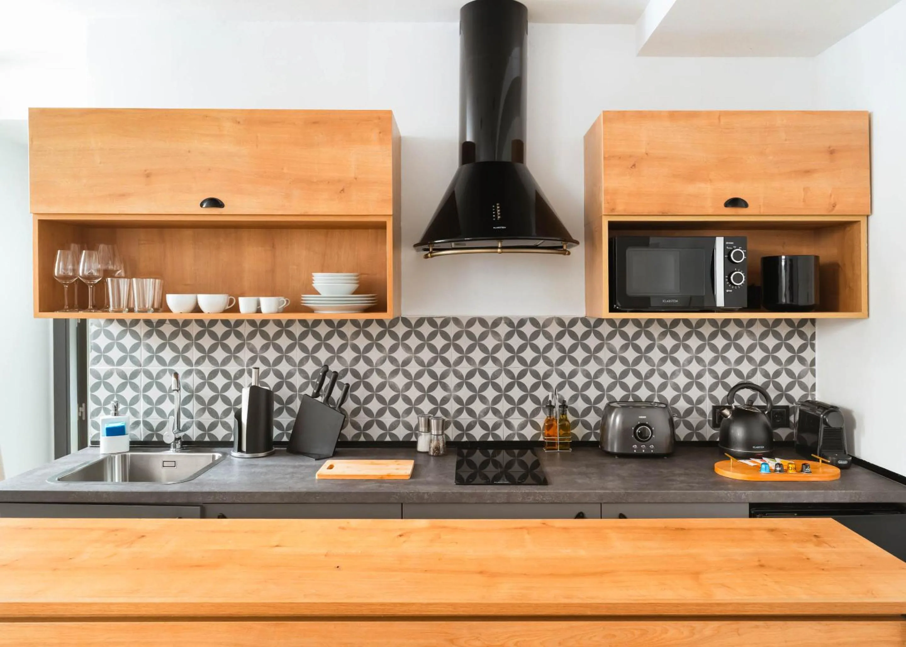 Coffee/tea facilities in Limehome Madrid Calle de la Madera - Digital Access