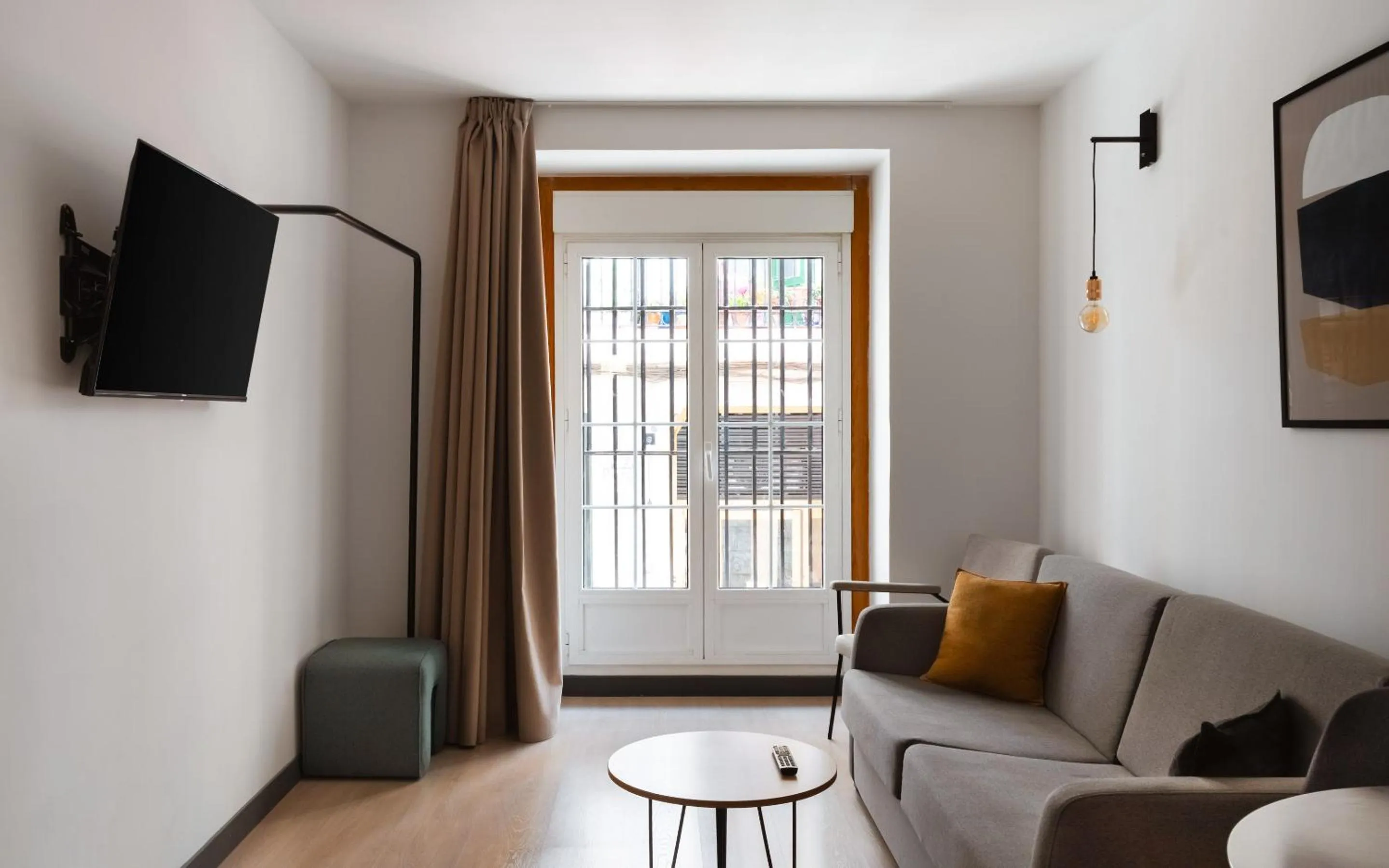 TV and multimedia in Limehome Madrid Calle de la Madera - Digital Access