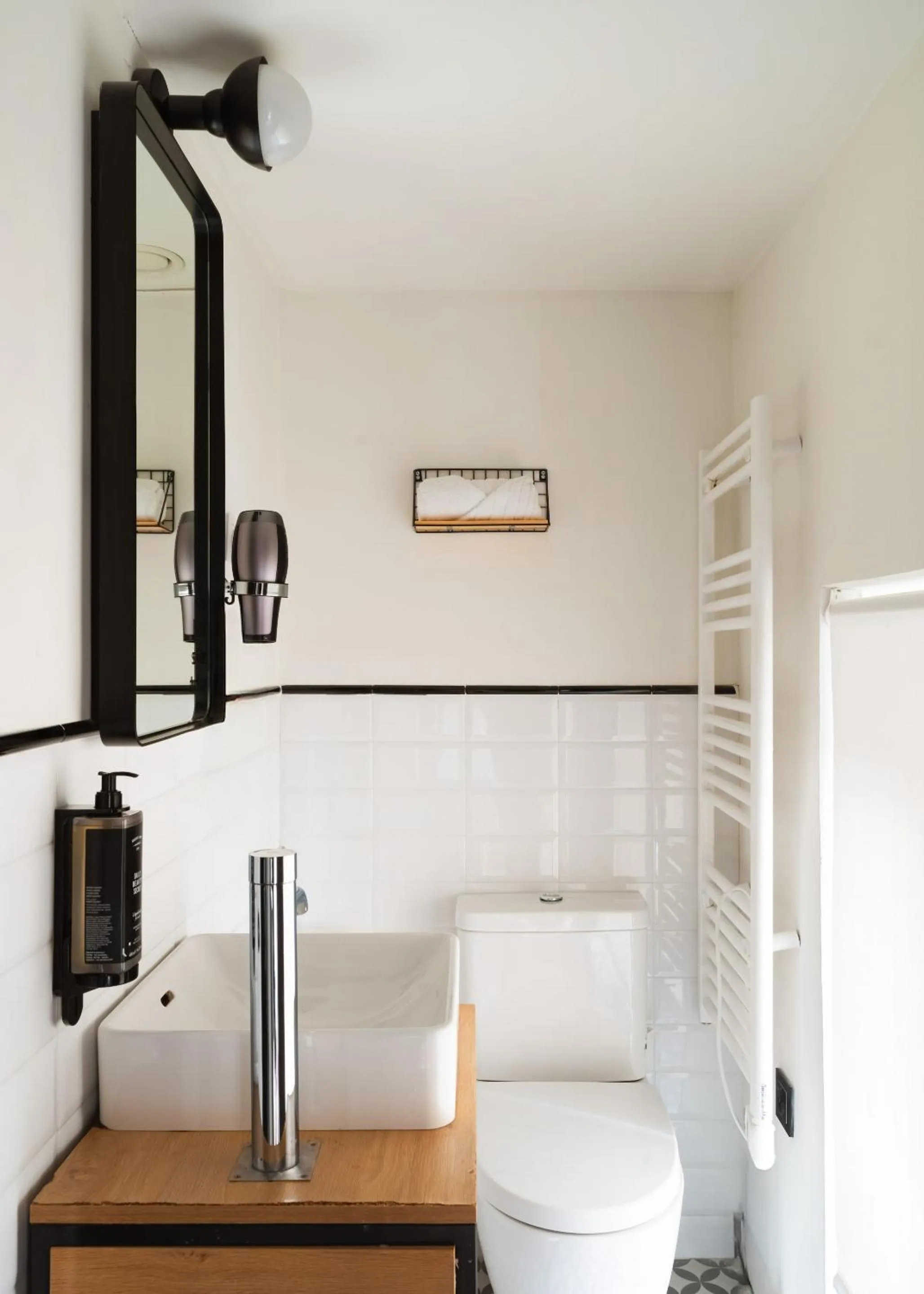 Toilet, Bed in Limehome Madrid Calle de la Madera - Digital Access