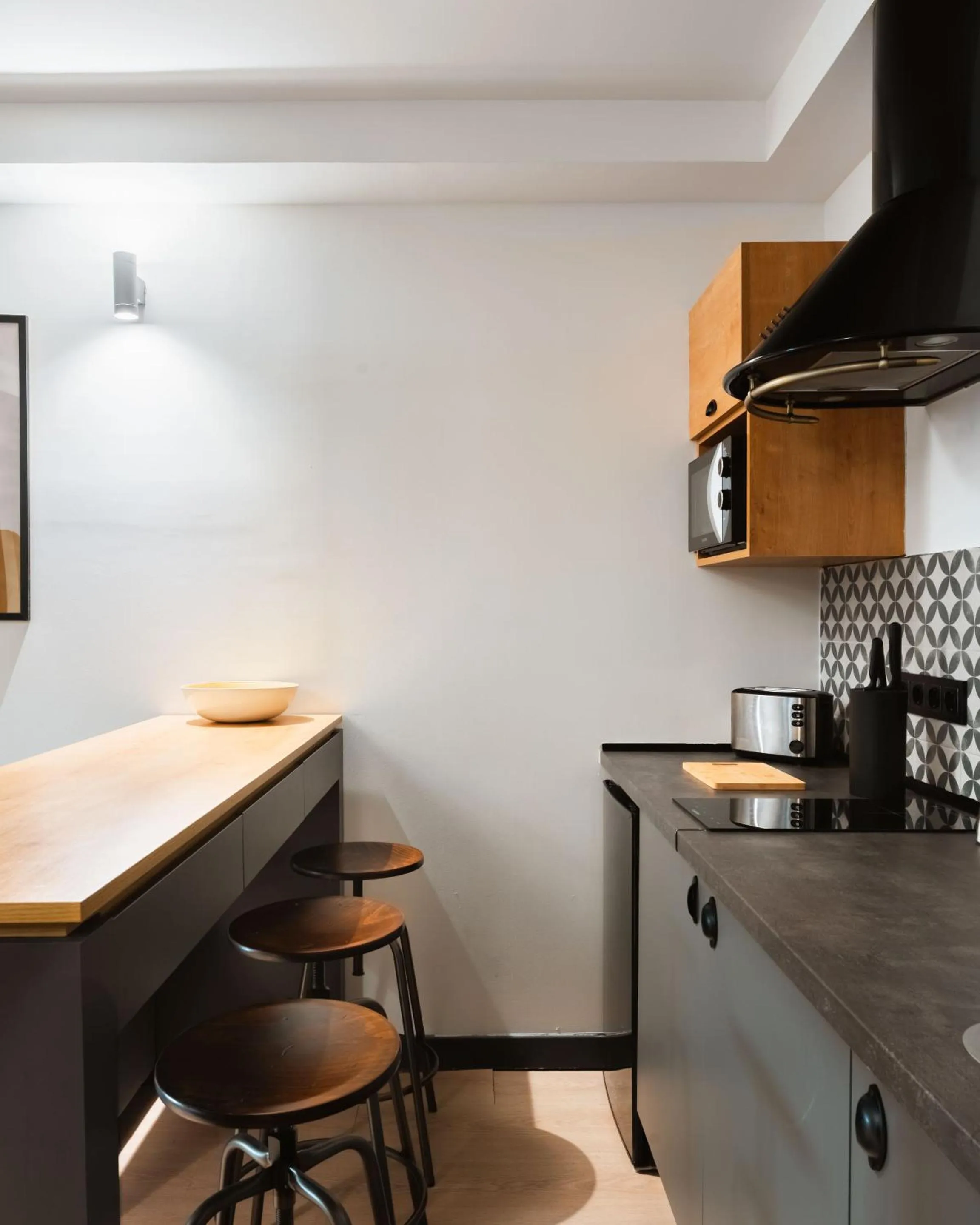 Kitchen or kitchenette in Limehome Madrid Calle de la Madera - Digital Access