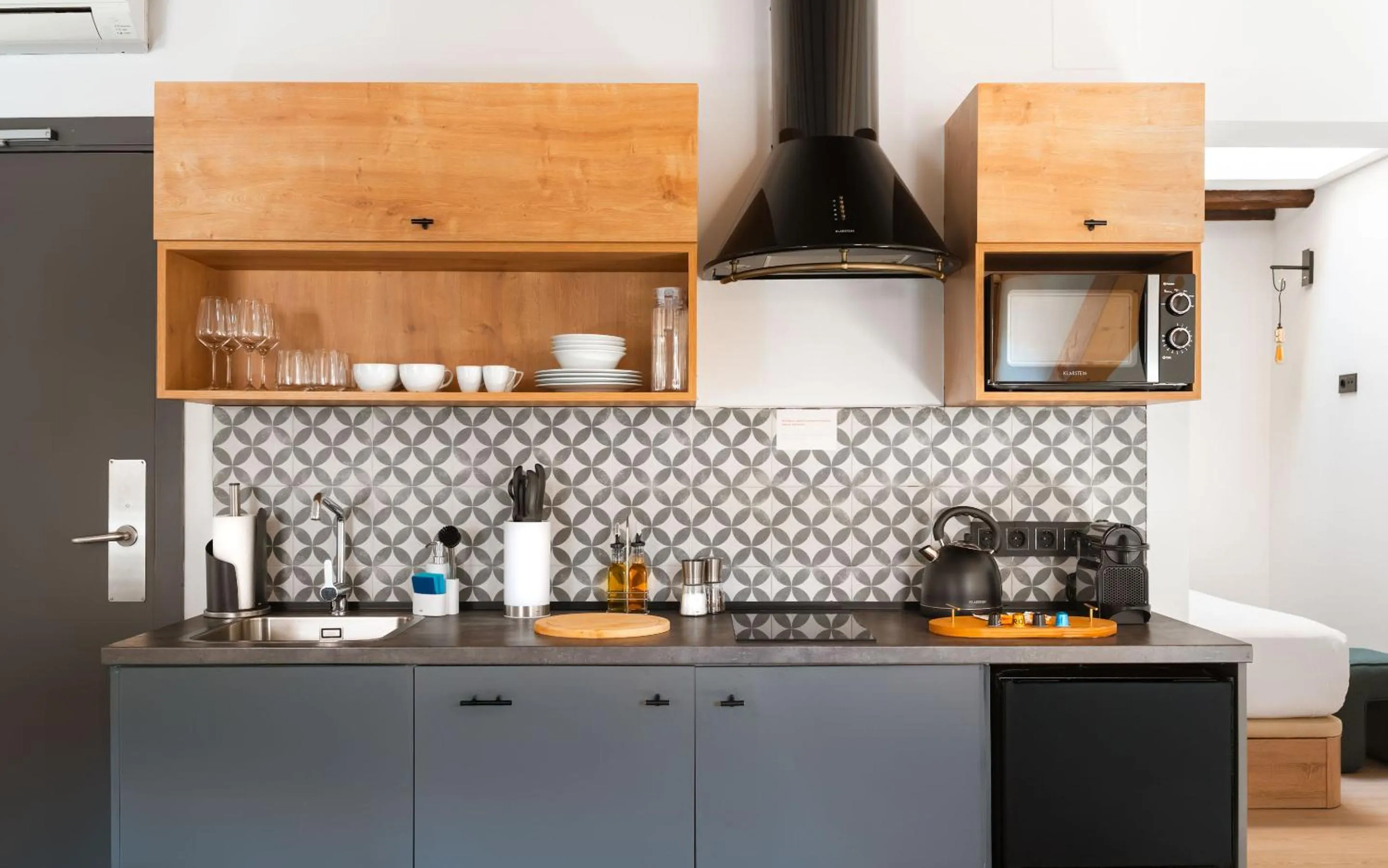 Coffee/tea facilities in Limehome Madrid Calle de la Madera - Digital Access